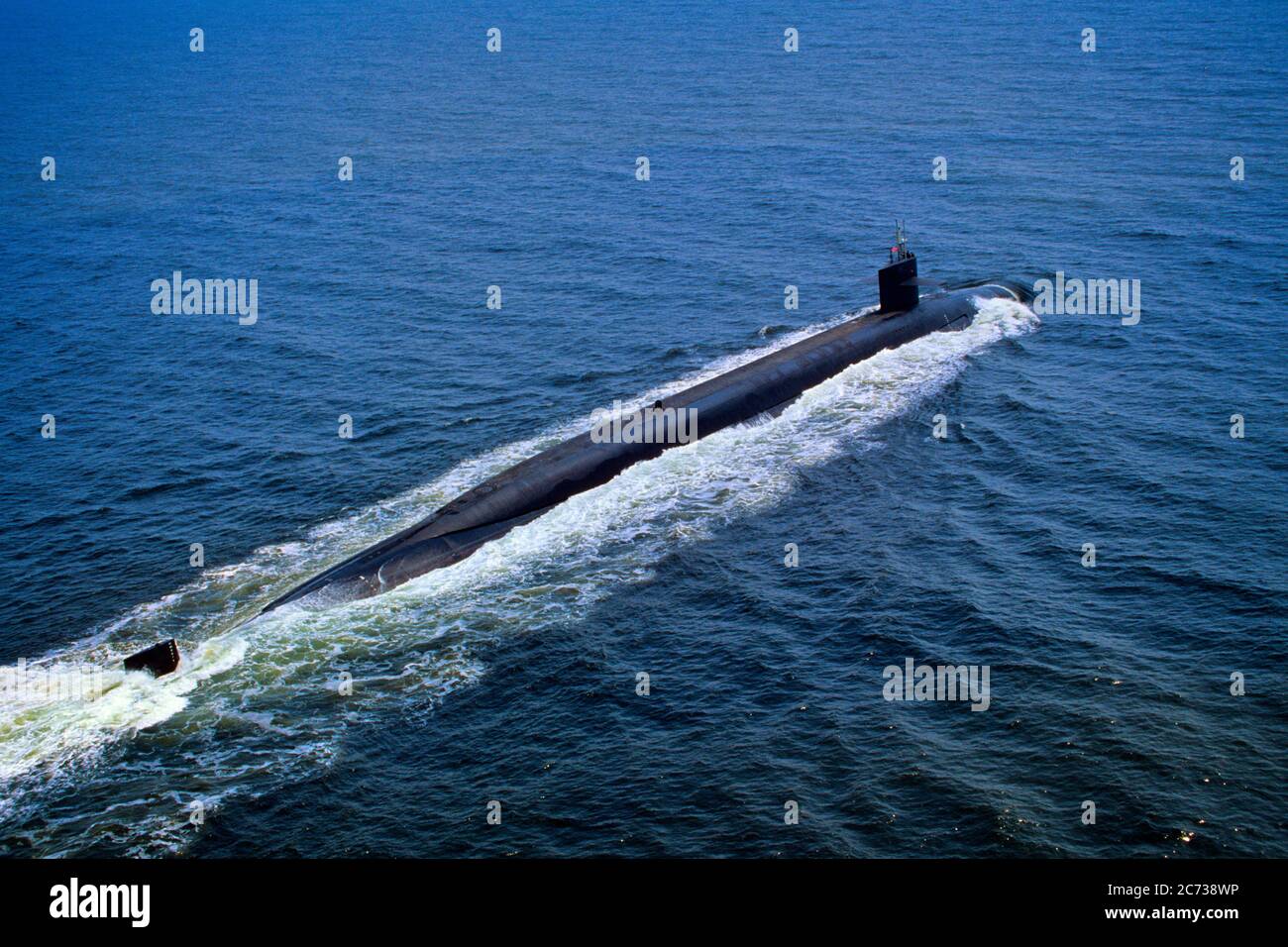 1990 USS PENNSYLVANIA STATI UNITI NAVY NUCLEARE ALIMENTATO OHIO-CLASS MISSILE BALISTICO SOTTOMARINO NAVIGANDO SU SUPERFICIE OCEAN - KM11192 SMT001 HARS VECCHIO STILE Foto Stock