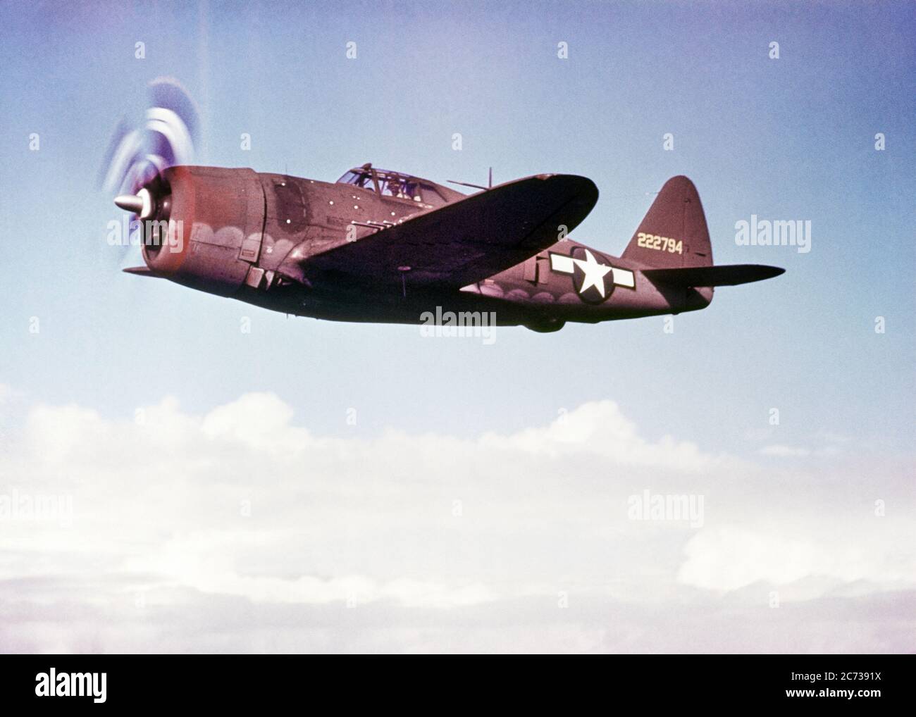 SECONDA GUERRA MONDIALE DEGLI ANNI '40 FAIRCHILD P-47 THUNDERBOLT INSEGUIMENTO AEREO VOLO IN CIELO BLU COMBATTENTE MILITARE AVIAZIONE MILITARE ESERCITO USA AVIAZIONE MILITARE - KM4409 PHT001 HARS AVIAZIONE MOTION BLUR MOBILITÀ GUERRA MONDIALE 2 INSEGUIMENTO THUNDERBOLT FORZA ARMATA CONFLITTO COMBATTENDO VECCHIO STILE Foto Stock