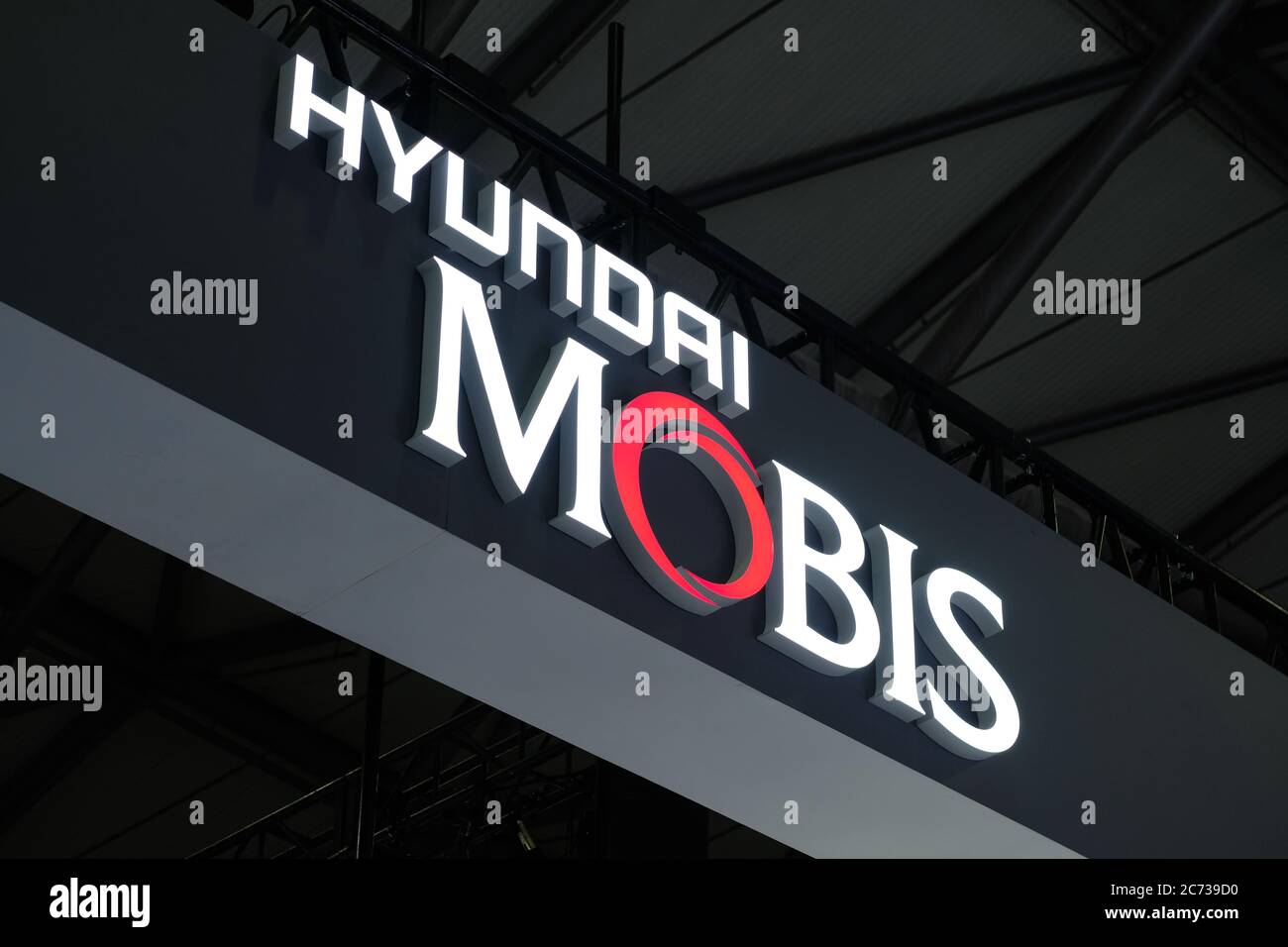 Logo bianco di Hyundai mobis. Famosa società di ricambi per auto sudcoreani. Fornitore di componenti per autoveicoli. Scatta alla mostra CES ASIA Foto Stock