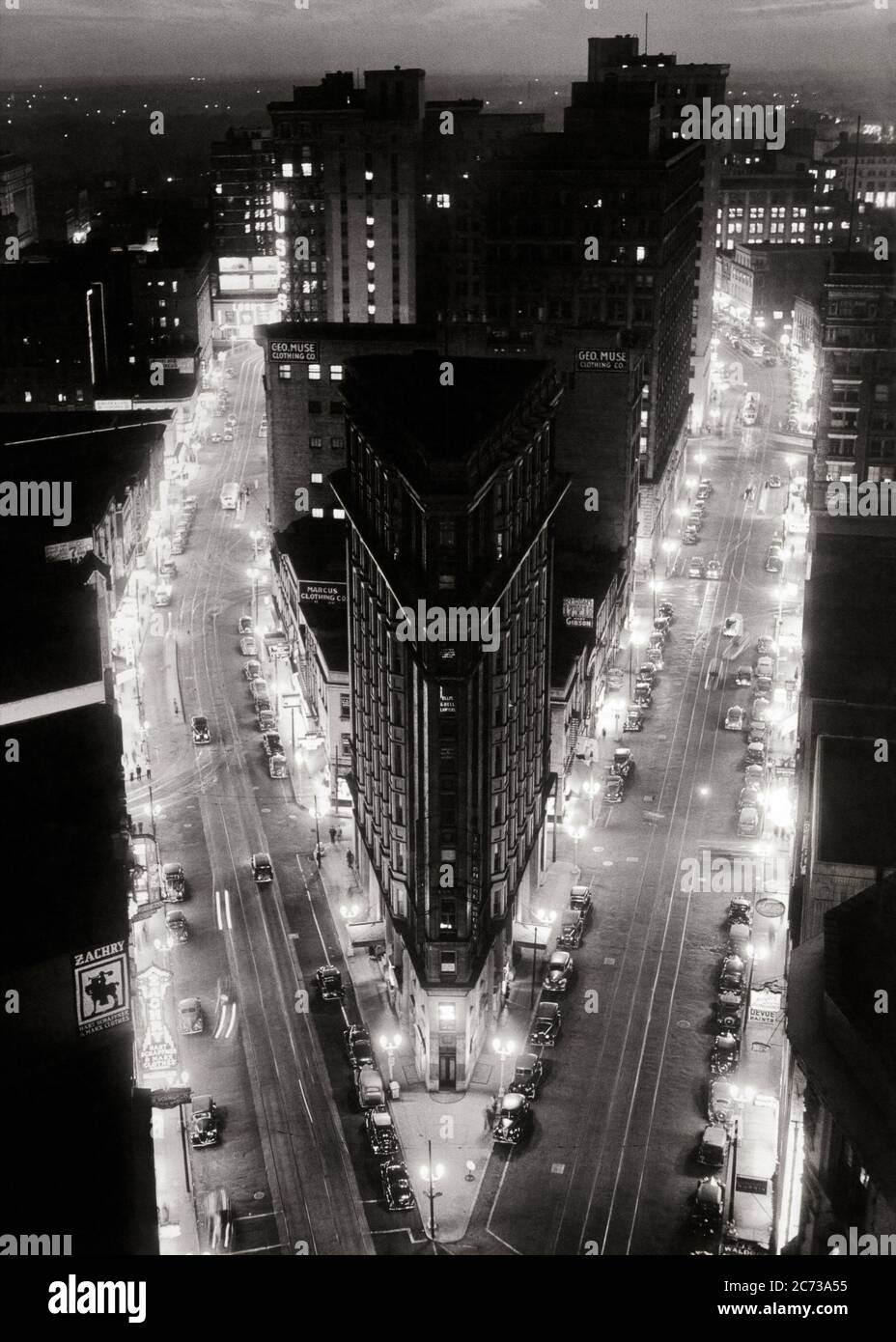 1930 VISTA NOTTURNA ELEVATA DEL CENTRO INTERSEZIONE DI BROAD E PEACHTREE IL FLATIRON TRIANGOLARE EDIFICIO ATLANTA GEORGIA USA - R13009 PUN001 HARS INTERSEZIONE STRADE DI PROPRIETÀ E L'ECCITAZIONE ESTERNO AMPIO A DEL TRAM IMMOBILIARE MARCIAPIEDI STRUTTURE CONCETTUALI ELEVATO EDIFICIO ELEGANTE FLATIRON TRIANGOLARE NERO E BIANCO QUARTIERE GA VECCHIO ALLA MODA Foto Stock