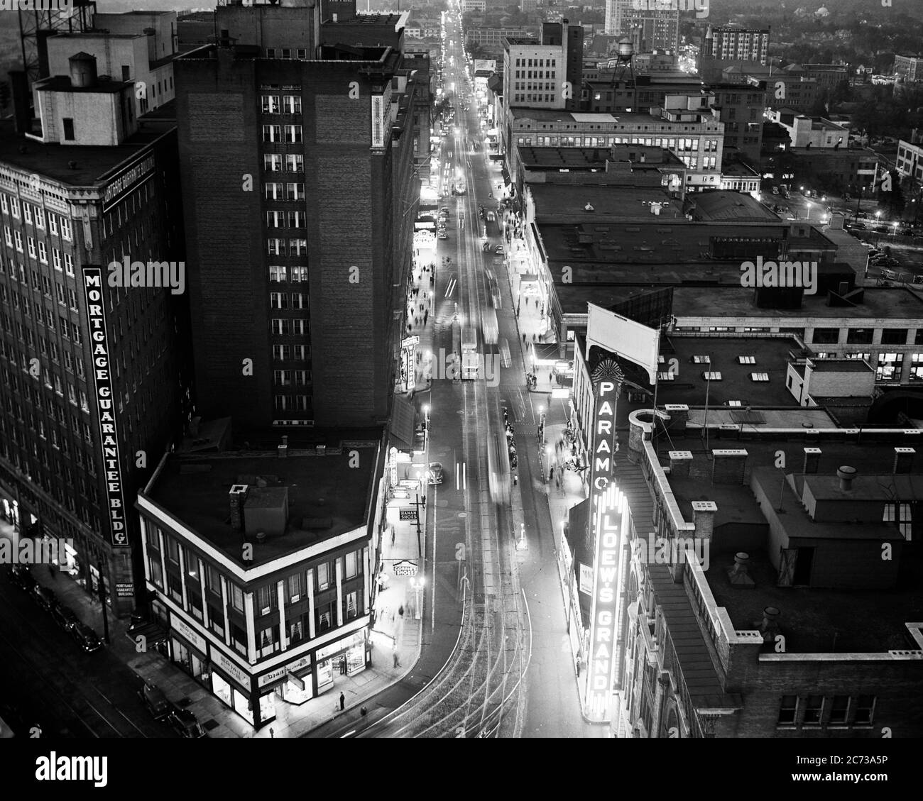 1930 ANNI 1940 GUARDANDO GIÙ CITTÀ PEDONI TRAM AUTO AL NEON SEGNI DI NOTTE DAL CANDLER EDIFICIO ATLANTA GEORGIA USA - R13017 PUN001 HARS HIGH ANGLE PROPRIETÀ AUTOS ECCITAZIONE ESTERNO RICREAZIONE AL SOUTHERN TROLLEY IMMOBILIARE STRUTTURE CONCETTUALI AUTOMOBILI ELEGANTI VEICOLI EDIFICIO NERO E BIANCO GA VECCHIO STILE Foto Stock