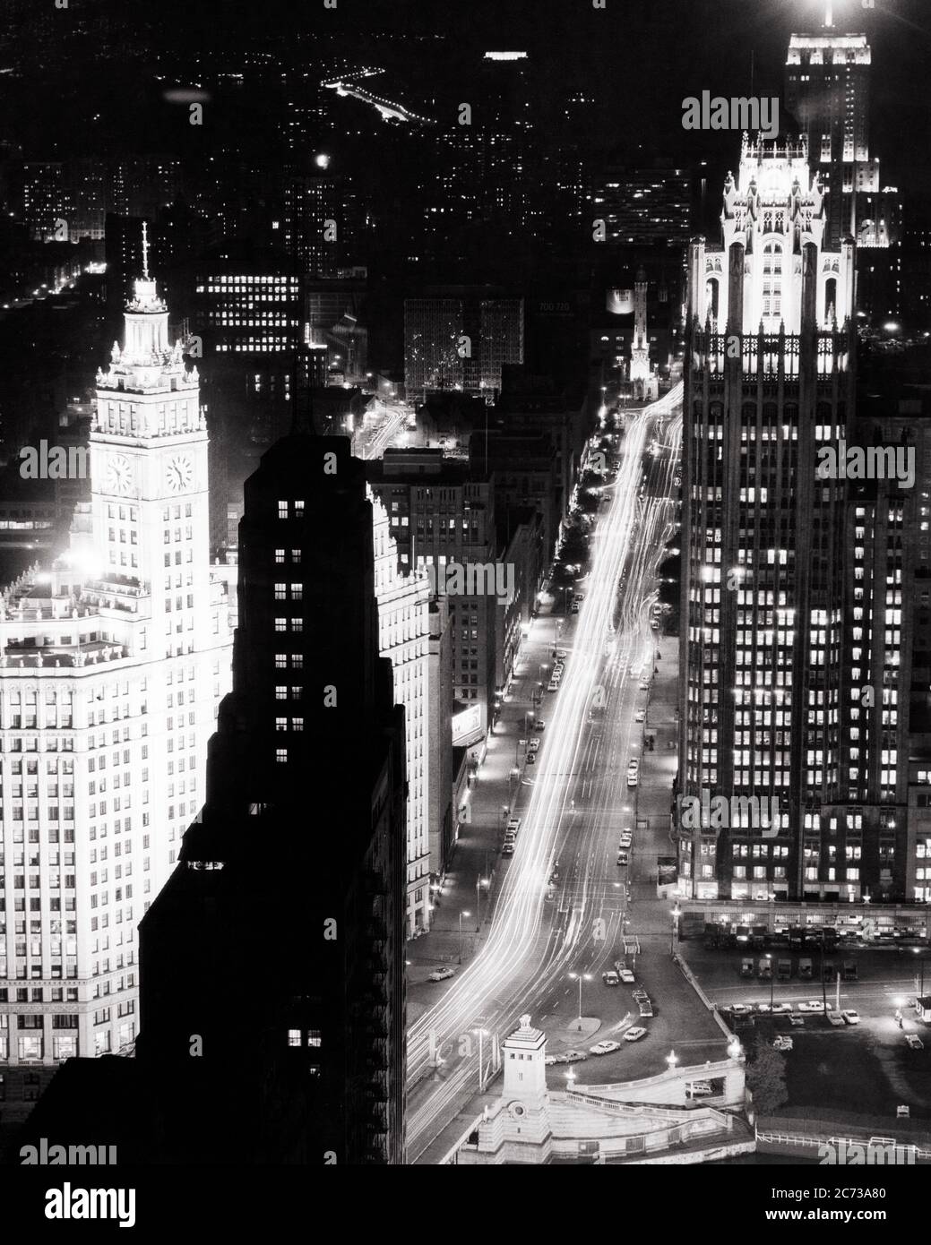 SCENA NOTTURNA DEGLI ANNI '60 DI WRIGLEY BUILDING E TRIBUNE TOWER MICHIGAN AVENUE DAL PALAZZO PRUDENZIALE CHICAGO IL USA - R6869 HAR001 HARS CITTÀ EDIFICIO CHICAGO RIVER ILLINOIS ILLUMINATO PRUDENTIAL TRIBUNE VISTA AEREA IN BIANCO E NERO HAR001 IL MICHIGAN AVENUE MIDWEST VECCHIO STILE WRIGLEY Foto Stock