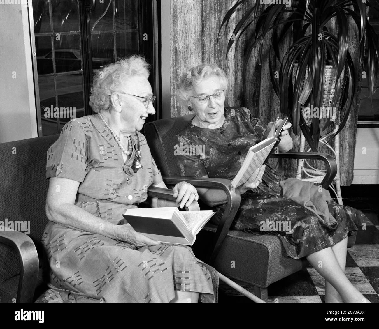 1960S DUE DONNE SENIOR SORRIDENTI SEDUTI FIANCO A FIANCO INSIEME IN PENSIONE CASA LETTURA CONDIVIDERE LIBRI - S15918 HAR001 HARS VECCHIA SORELLA DI MODA PENSIONATO 1 STILE DI COMUNICAZIONE EQUILIBRIO DI SICUREZZA FELICE GIOIA STILE DI VITA SODDISFAZIONE ANZIANI FEMMINE SALUTE HOME VITA COPIA SPAZIO AMICIZIA MEZZA LUNGHEZZA SIGNORE PERSONE CURA PENSIONE FRATELLI FIDUCIA OCCHIALI SUORE ANZIANI ESPRESSIONI ADULTE B&W SENIOR WOMAN COMFORT RETIREE FELICITÀ VECCHIAIA ETÀ BENESSERE OLDSTERS ALLEGRO OLDSTER SAGGEZZA INVECCHIAMENTO ECCITAZIONE RICREAZIONE ORGOGLIO NELLE NONNE FRATELLO SORRIDE ANZIANI CONNESSIONE CONCETTUALE GIOIOSO SOSTEGNO Foto Stock