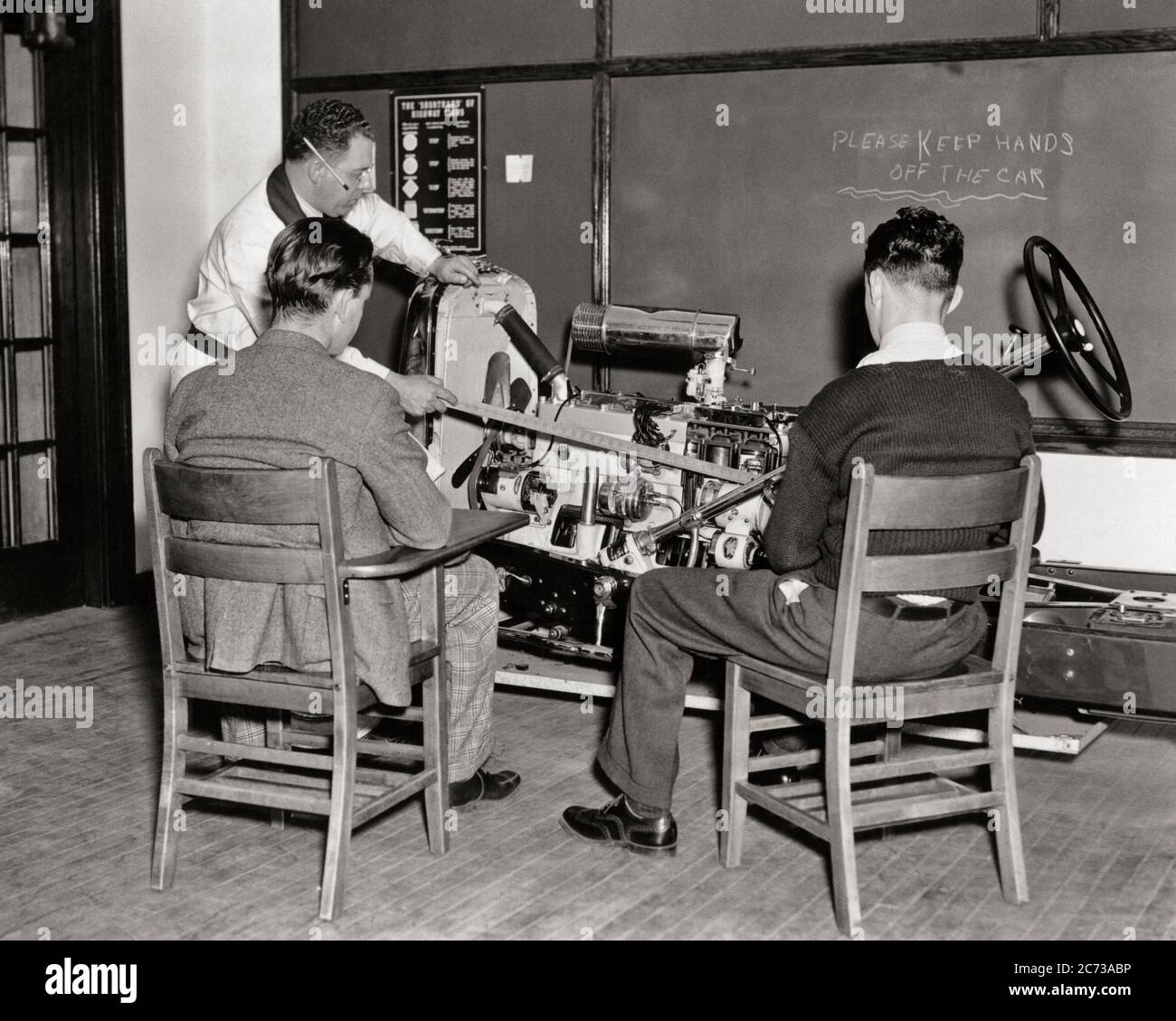 1940 INSEGNANTE MASCHILE CHE DÀ ISTRUZIONE A DUE STUDENTI DI FORMAZIONE PROFESSIONALE SUL LAVORO DI AUTOMOBILE MOTORE A COMBUSTIONE INTERNA - S208 HAR001 HARS PERSONE ISPIRAZIONE AUTOMOBILE MASCHI TRASPORTO B&W OBIETTIVI SCOPERTA AUTOS ISTRUTTORE CONOSCENZA OPPORTUNITÀ OCCUPAZIONI ISTRUZIONE DI COMBUSTIONE AUTOMOBILI EDUCATORE VEICOLI ADOLESCENTI VOCAZIONE COMMERCIO INTERNO COMMERCI COOPERAZIONE EDUCATORI MID-ADULT MID-ADULT LA SCUOLA DELL'UOMO INSEGNA LAVORO VOCAZIONALE VO-TECH GIOVANE UOMO ADULTO NERO E BIANCO ETNIA CAUCASICA HAR001 VECCHIO STILE Foto Stock