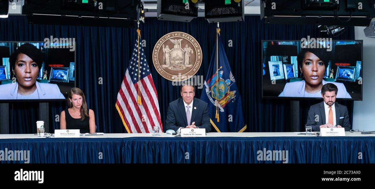 New York, Stati Uniti. 13 luglio 2020. Il sindaco di Atlanta Keisha Lance Bottoms si unisce tramite il video link Andrew Cuomo media briefing e annuncio in ufficio su Third Avenue, Manhattan a New York il 13 luglio 2020. Il governatore ha annunciato una guida sulla riapertura delle scuole. Il governatore ha anche accusato il presidente Trump di non seguire la scienza per combattere la pandemia. Alla fine il Governatore ha svelato il poster della pandemia di NYS che ha creato da humself e ha presentato copia a tutti i giornalisti presenti al briefing. (Foto bt Lev Radin/Sipa USA) Credit: Sipa USA/Alamy Live News Foto Stock