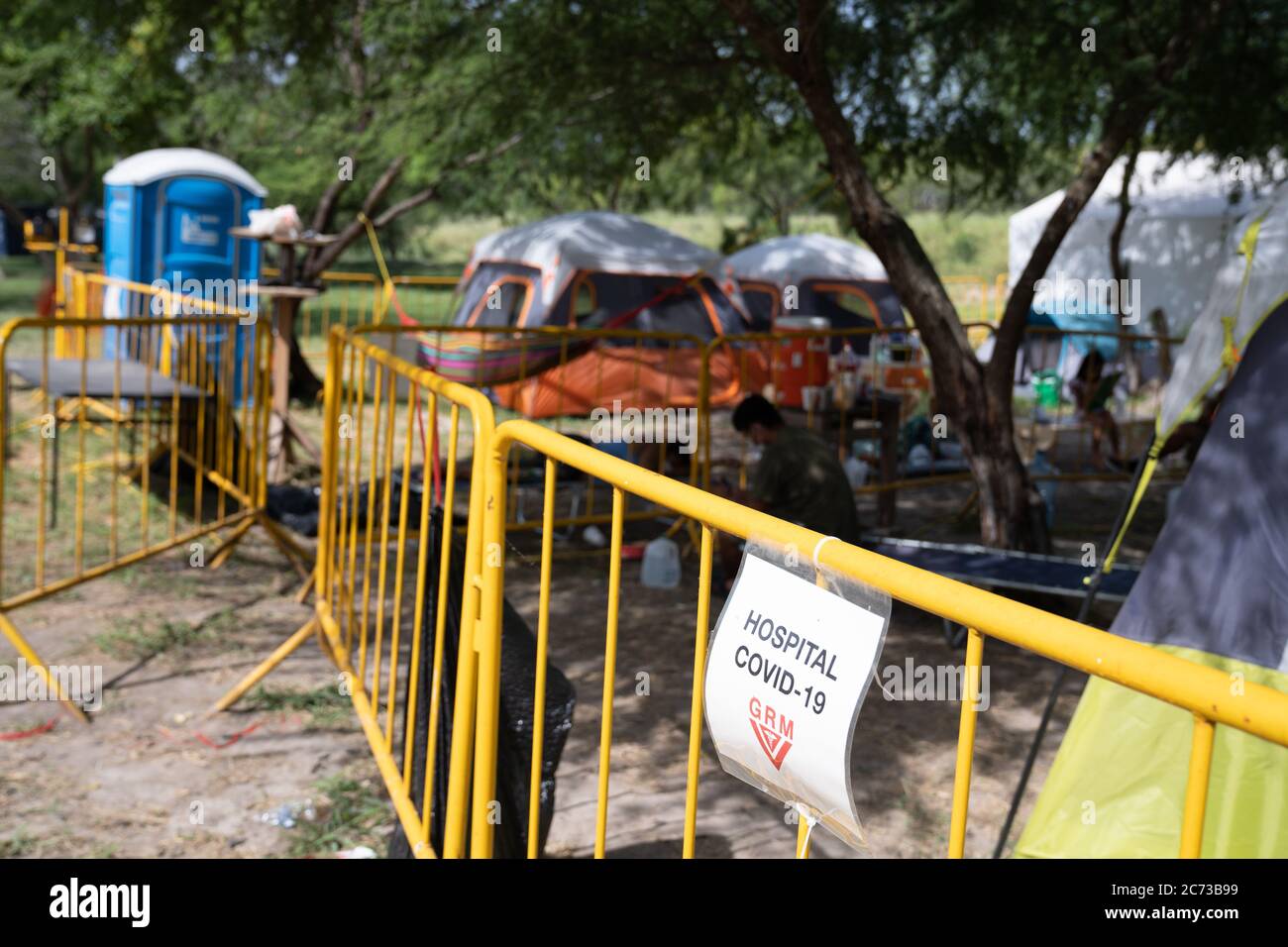 Matamoros, Messico. 13 luglio 2020. Un cartello avverte che la zona è riservata ai pazienti e al personale per tenere il pubblico lontano dalla zona di isolamento. Attualmente ci sono 23 persone che aspettano in isolamento per essere testate o per i risultati dei loro test del coronavirus. 3 dei residenti del campo hanno provato positivi per il virus. Ci sono circa 1,500 persone che vivono in tende all'interno di una zona recintata fuori del parco mentre attendono le loro audizioni di asilo negli Stati Uniti d'America. Credit: Cripps/Alamy Live News Foto Stock