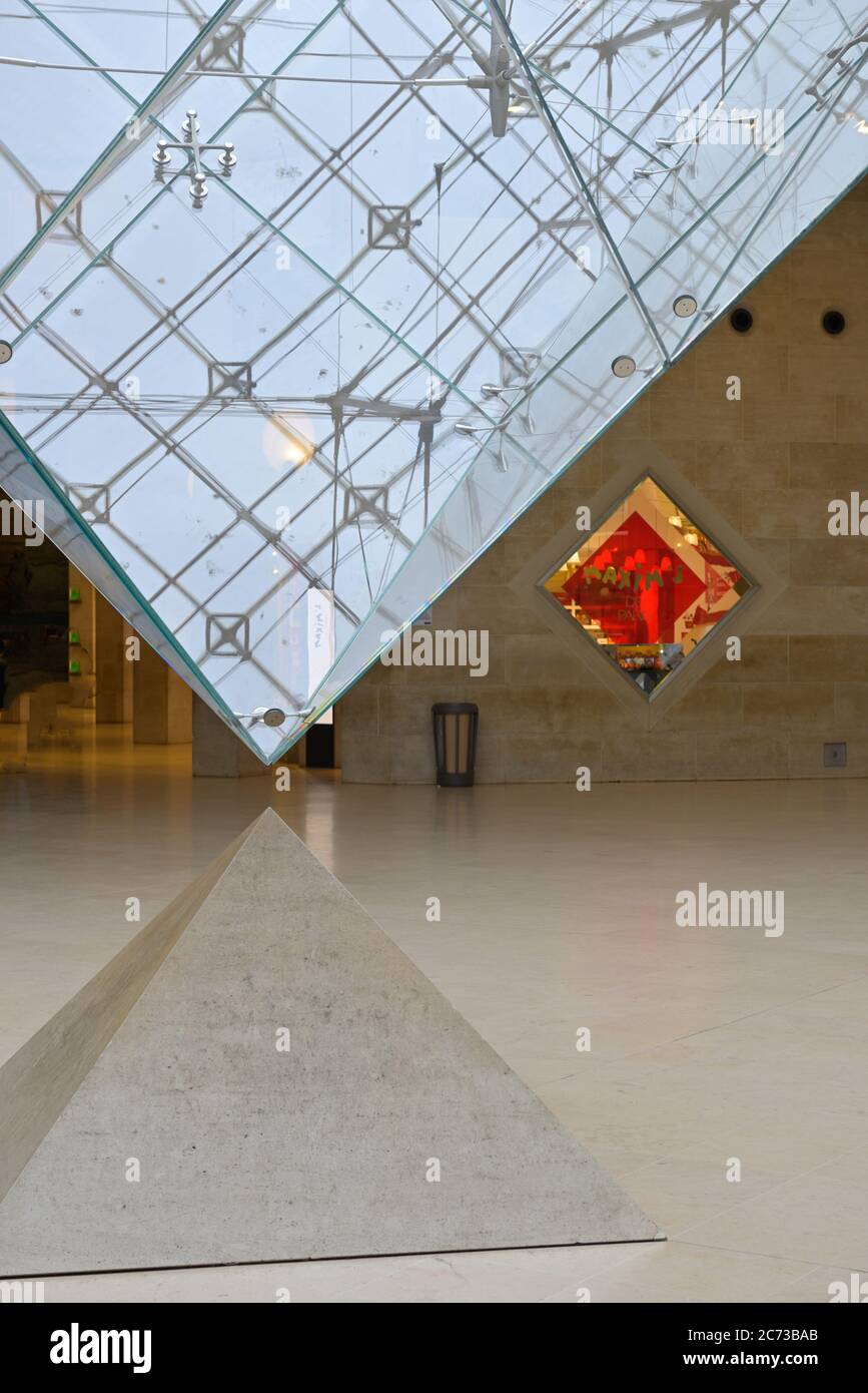 La Piramide Inversée (Piramide invertita) presso il museo del Louvre, famoso in tutto il mondo, Parigi FR Foto Stock