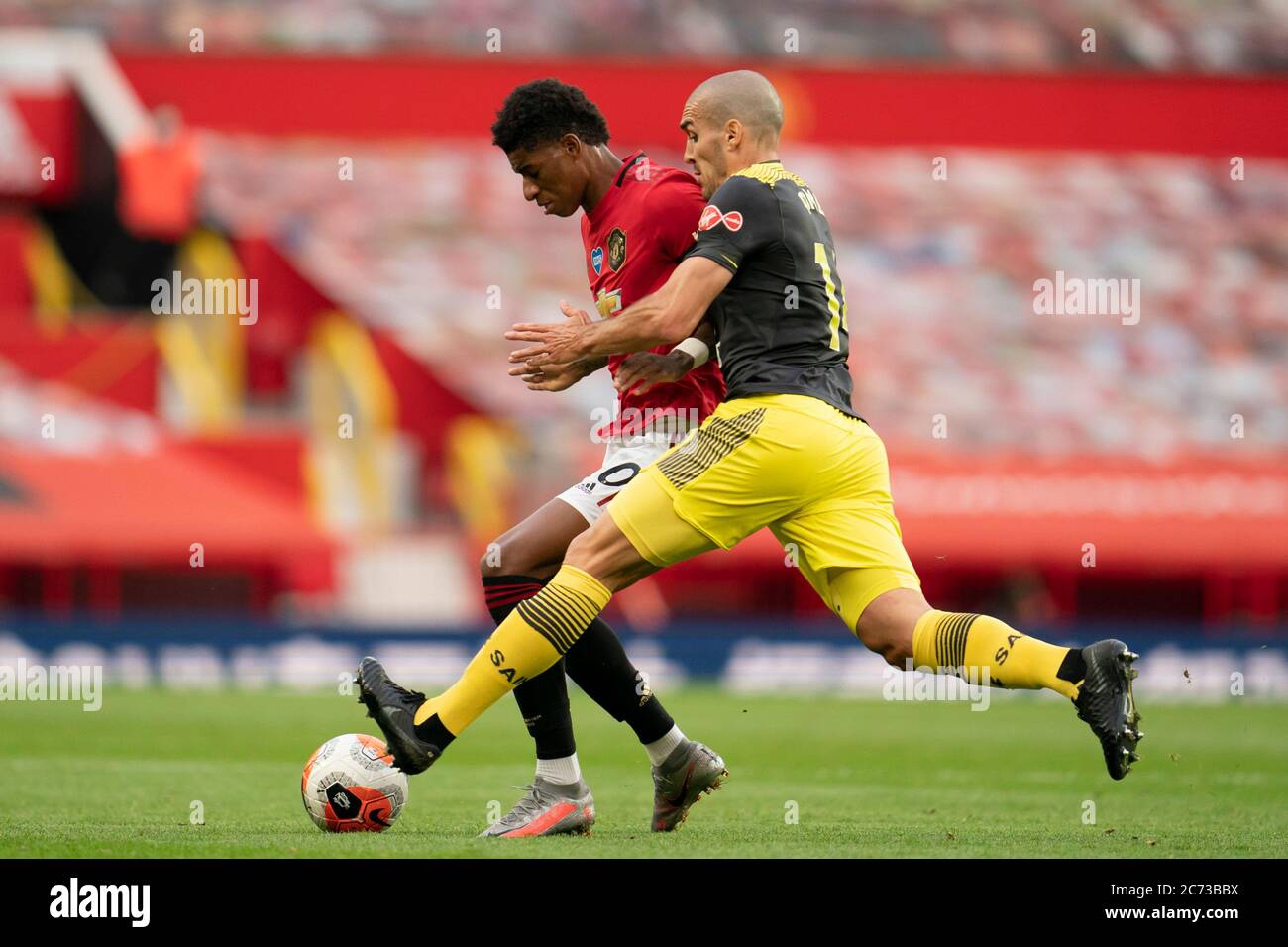 Manchester, Regno Unito. 14 luglio 2020. Marcus Rashford (L) di Manchester United vies con Oriol Romeu di Southampton durante la partita di calcio della Premier League inglese tra Manchester United e Southampton a Manchester, Gran Bretagna, 13 luglio 2020. Credit: Xinhua/Alamy Live News Foto Stock