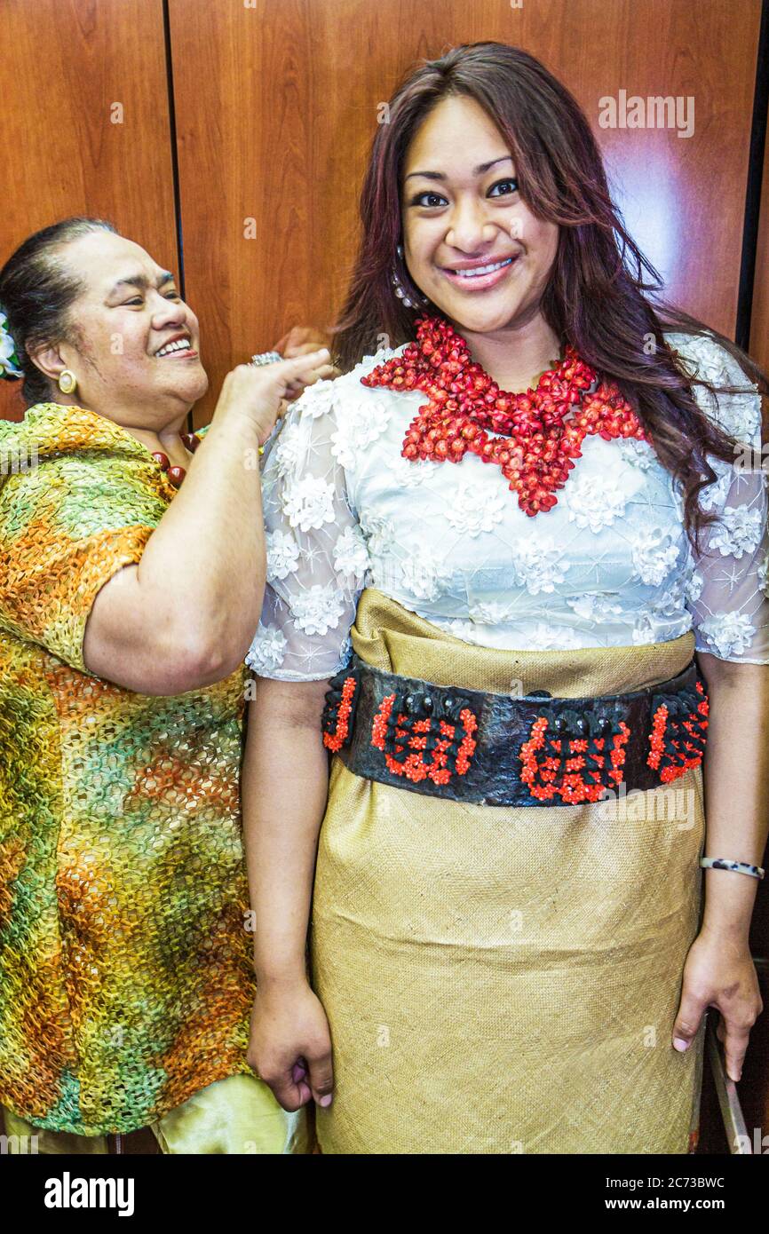 San Francisco California,San Mateo County,San Bruno,Holiday Inn San Francisco International Airport,hotel,ascensore,Tongan,Polinesiano,donna femminile Foto Stock