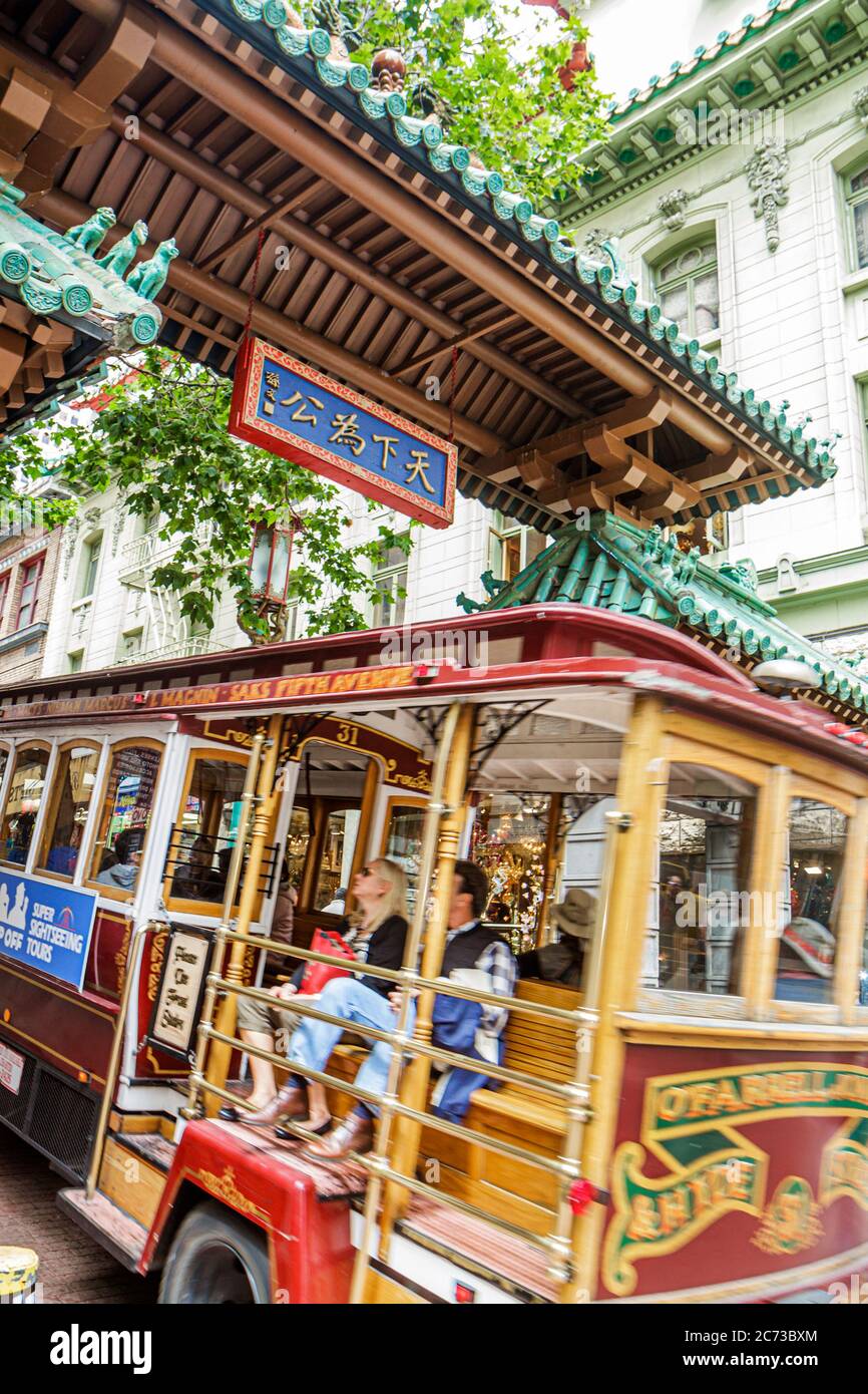 San Francisco California, Chinatown, Grant Avenue, porta amicizia, quartiere in stile pagoda, ingresso, lingua cinese, bilingue, segno, hanzi, tram, passenge Foto Stock