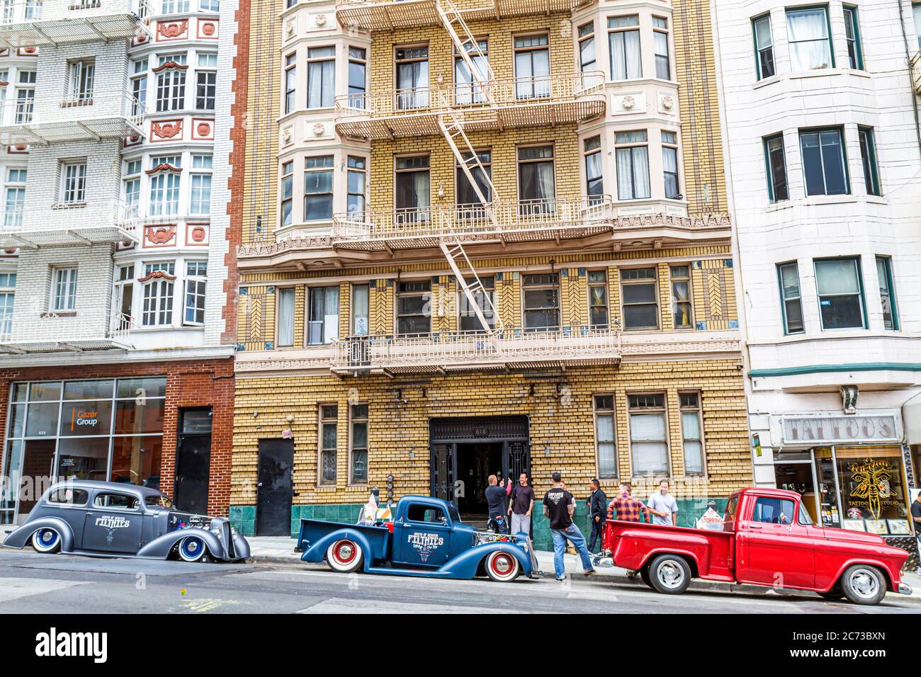 San Francisco California, Bush Street, scena stradale del centro, auto personalizzate, auto, low rider, piloti, South of Heaven Filties, negozio di pezzi, ispanico latino Foto Stock