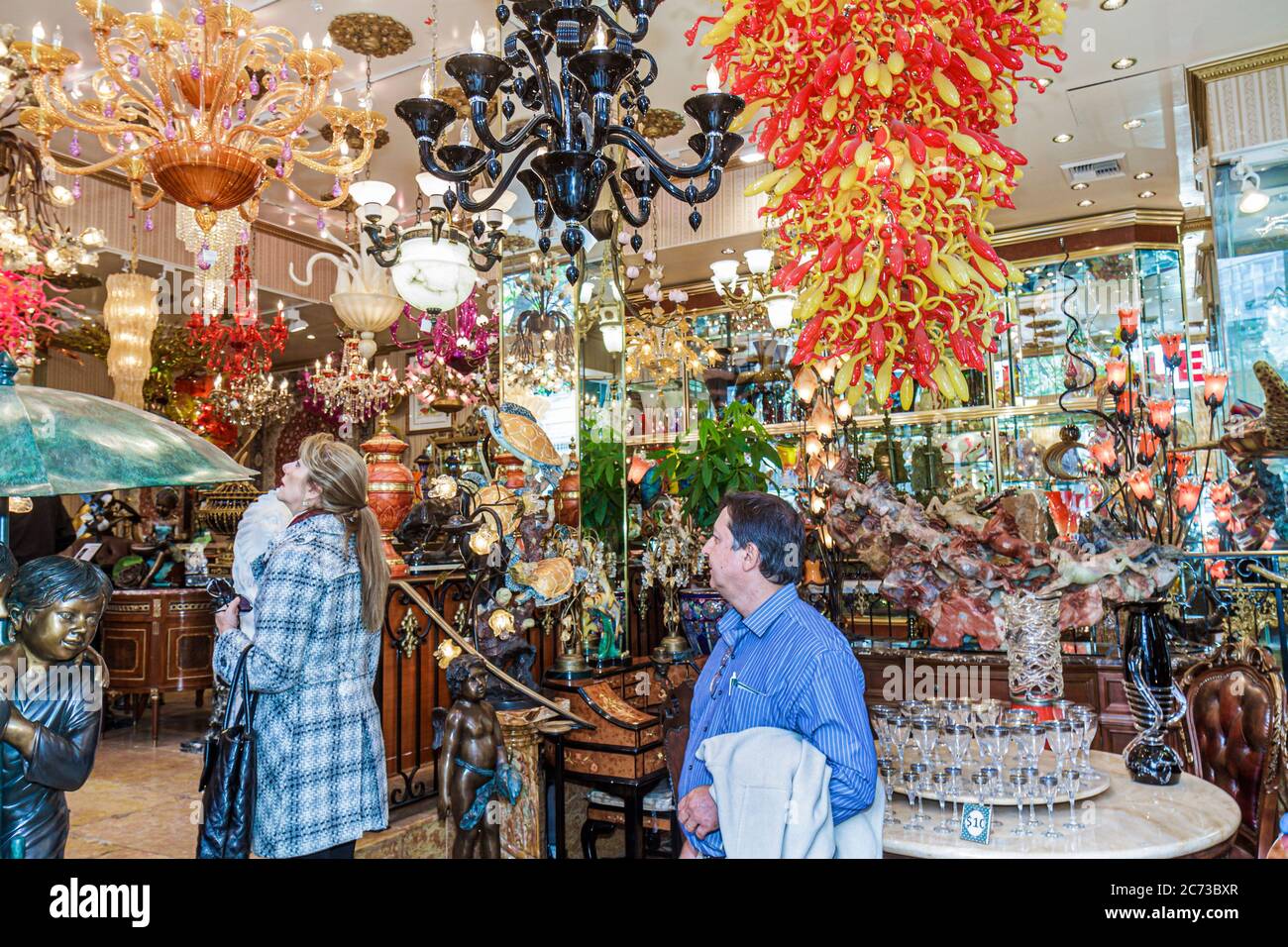 San Francisco California, Chinatown, Grant Avenue, shopping shopper shopping negozi mercati di mercato di vendita di mercato, negozi al dettaglio autobus Foto Stock