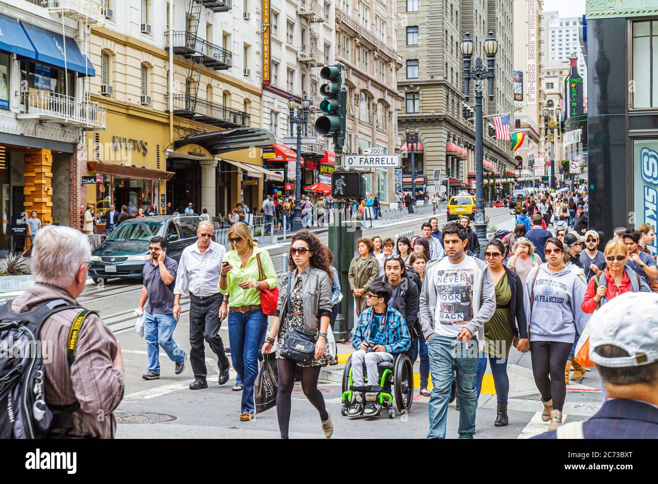 San Francisco California, Powell Street, o'Farrell, scena della strada del centro, incrocio, semaforo, luci, traversa strada, ispanico asiatico multi etnico, c Foto Stock