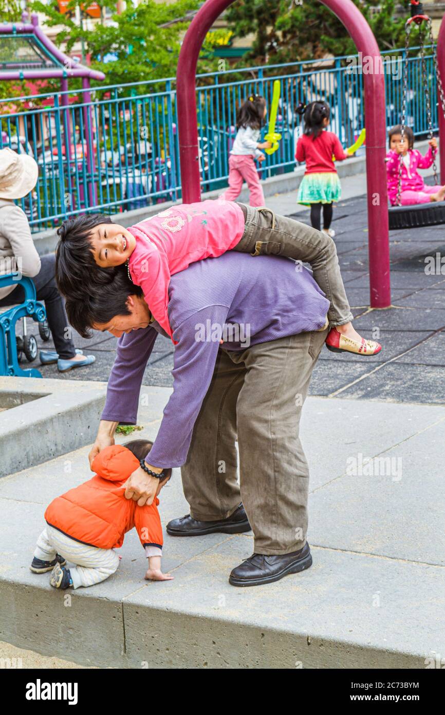 San Francisco California, Chinatown, quartiere di Portsmouth Square Park, fiera della comunità asiatica uomo uomini maschio adulti, ragazzi, bambini bambini bambini Foto Stock