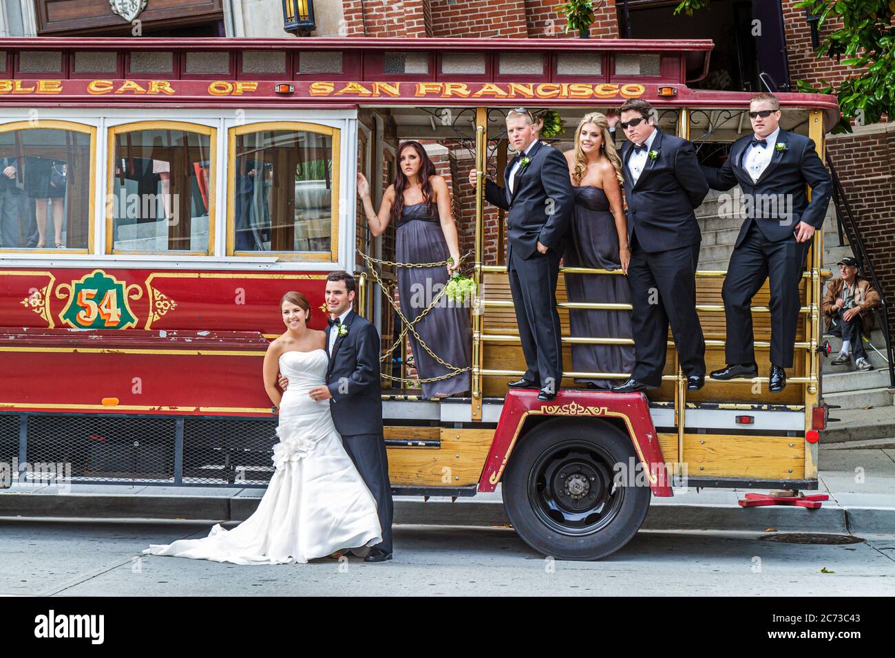 San Francisco California, Bush Street, scena di strada del centro, Eglise Notre Dame Des Victoires, chiesa, uomo uomini maschio, donna donne, sposa, sposo, matrimonio Foto Stock