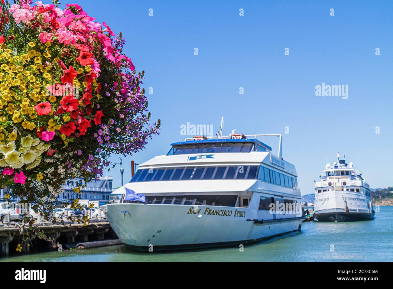 San Francisco California, The Embarcadero, San Francisco Bay, Pier 3, Hornblower Cruises, San Francisco Spirit, charter yacht, molo, flower planter, acqua, CA11 Foto Stock