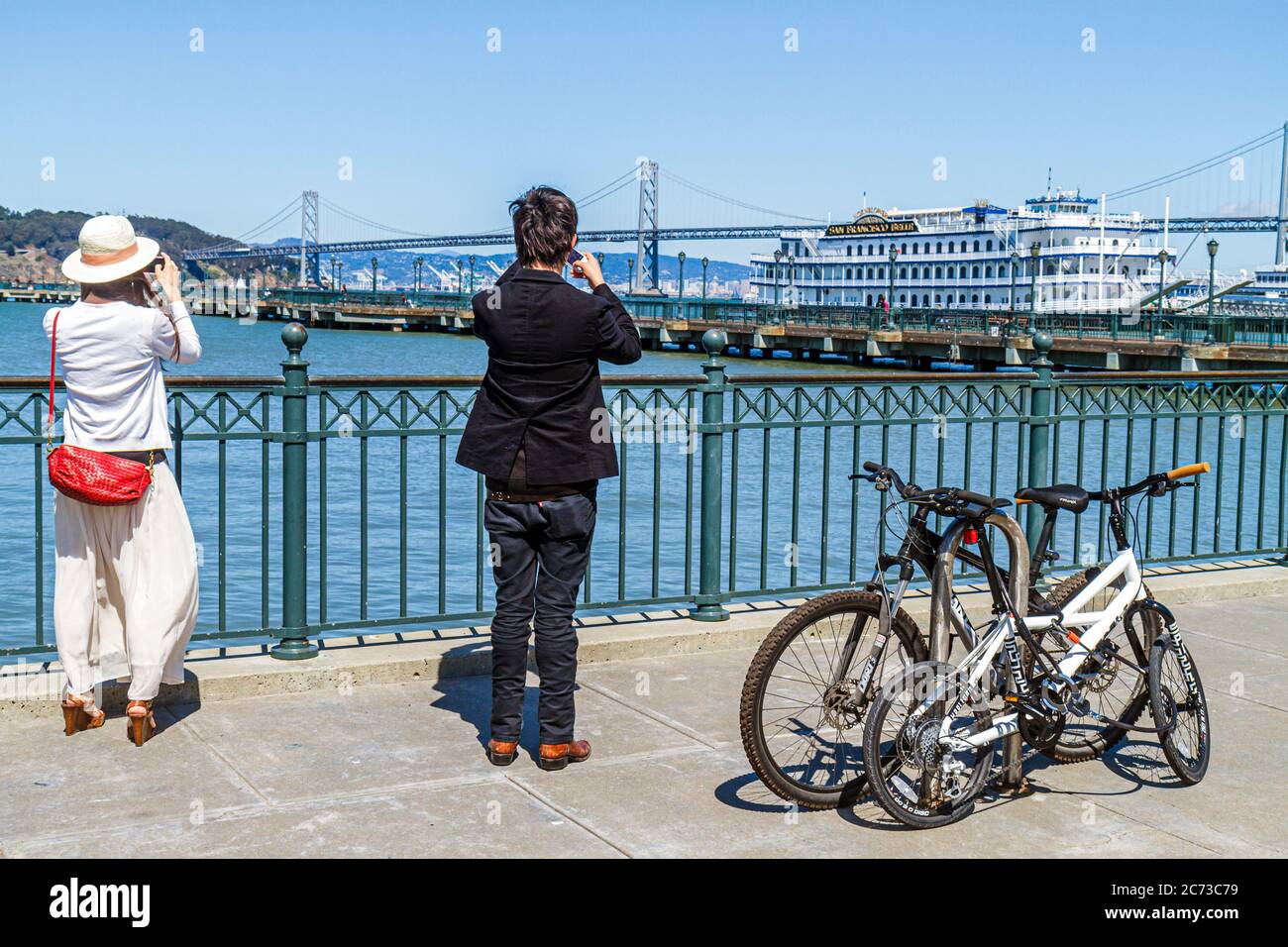 San Francisco California, l'Embarcadero, San Francisco Bay Water, Bay Water Trail, passeggiata pubblica, area ricreativa sul mare, immigrazione etnica asiatica asiatica Foto Stock