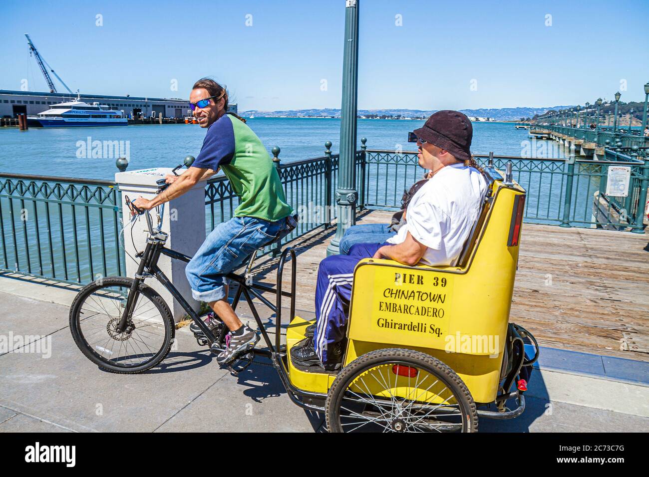 San Francisco California, The Embarcadero, San Francisco Bay, Bay Trail, passeggiata pubblica, area ricreativa sul lungomare, pedicab, taxi, uomo uomini maschio adulti Foto Stock