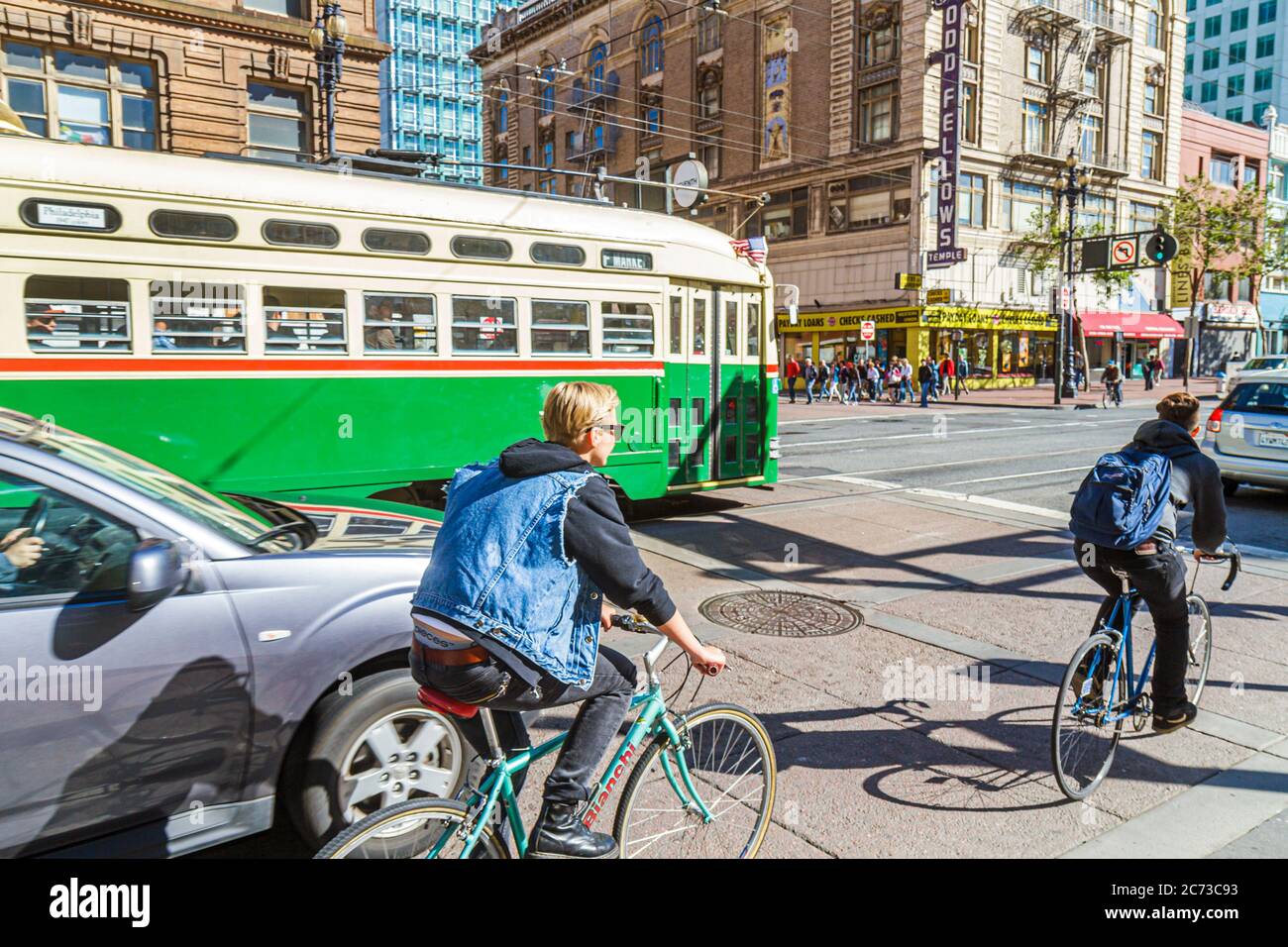 San Francisco California, Market Street, alla 7th Street, strada scena, tram elettrico, tram, ferrovia passeggeri, trasporto di massa, ciclisti ciclisti ciclisti ciclisti Foto Stock