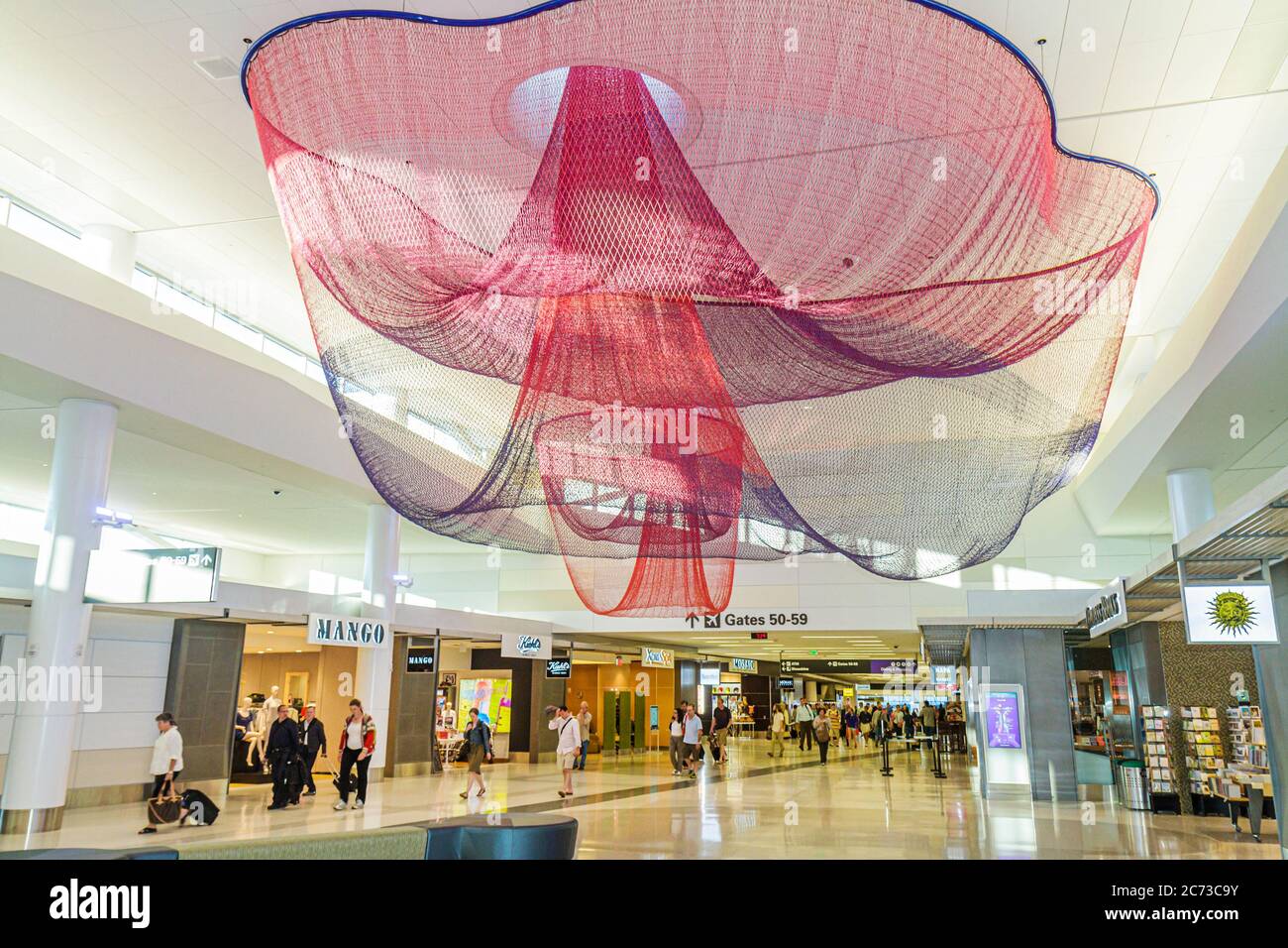 California San Francisco International Airport SFO Terminal 2, cancello, arte pubblica scultura scultura installazione Janet Echelman ogni battendo secondo, tr Foto Stock