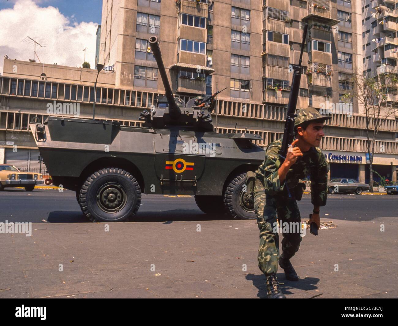 CARACAS, VENEZUELA, MARCH1989 - soldati in veicoli armati in strada durante lo stato di emergenza dopo proteste, rivolte e saccheggi a Caracas, conosciuto come il Caracazo. Foto Stock
