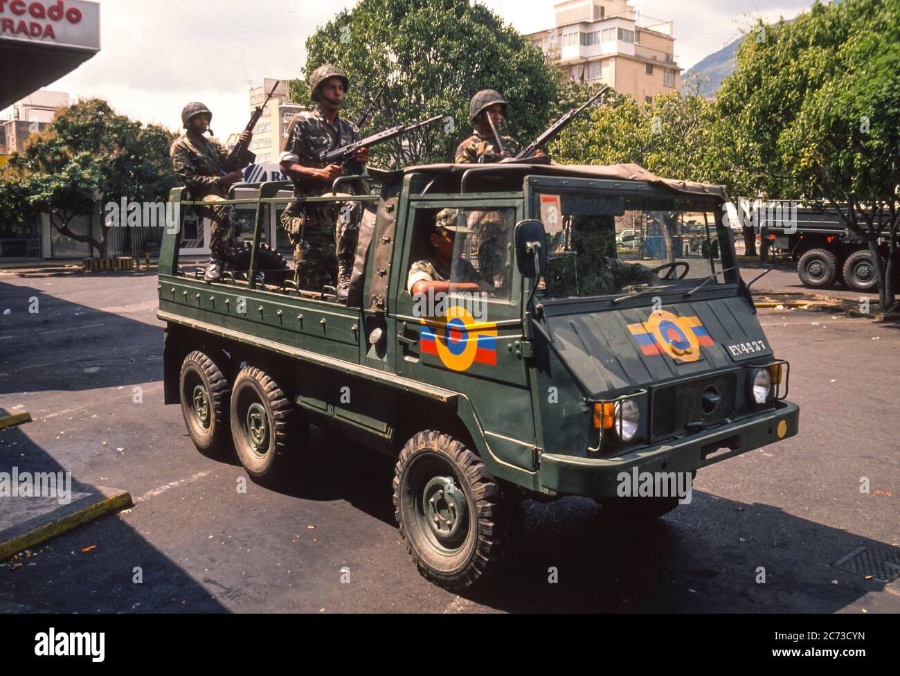 CARACAS, VENEZUELA, MARCH1989 - soldati in veicoli armati in strada durante lo stato di emergenza dopo proteste, rivolte e saccheggi a Caracas, conosciuto come il Caracazo. Foto Stock