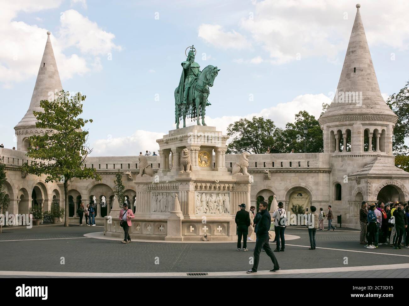 Statua di Santo Stefano, Bastione del Pescatore, quartiere del Castello, Buda, Budapest, Ungheria Foto Stock