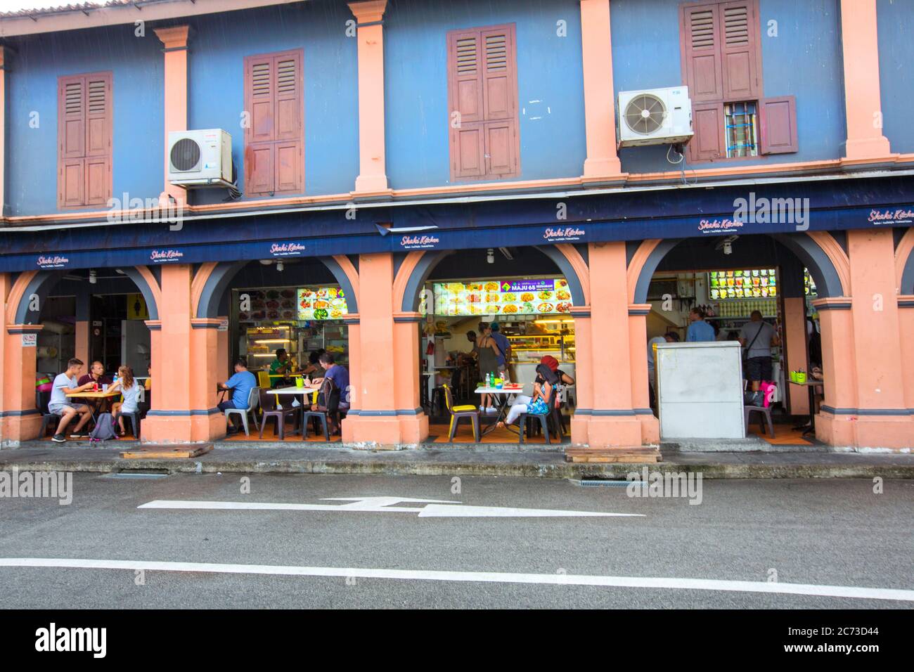 lavoratori migranti in little india street singapore, singapore, little india singapore, colorata little india, migranti indiani singapore, dipinti murali Foto Stock