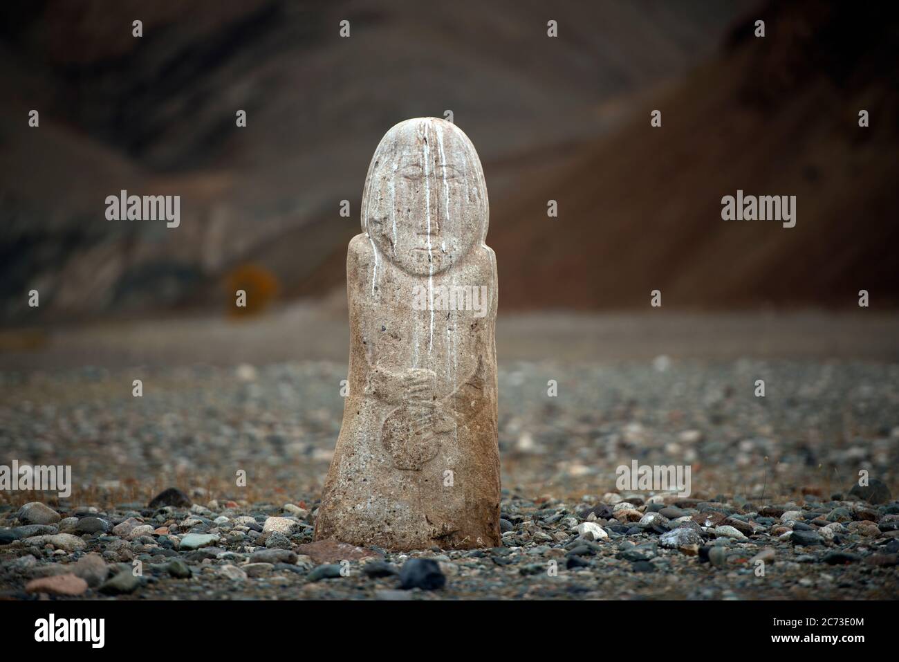 Una pietra in piedi registra la presenza di antiche società umane preistoriche nella provincia di Bayan-Ölgii, Mongolia occidentale. Foto Stock
