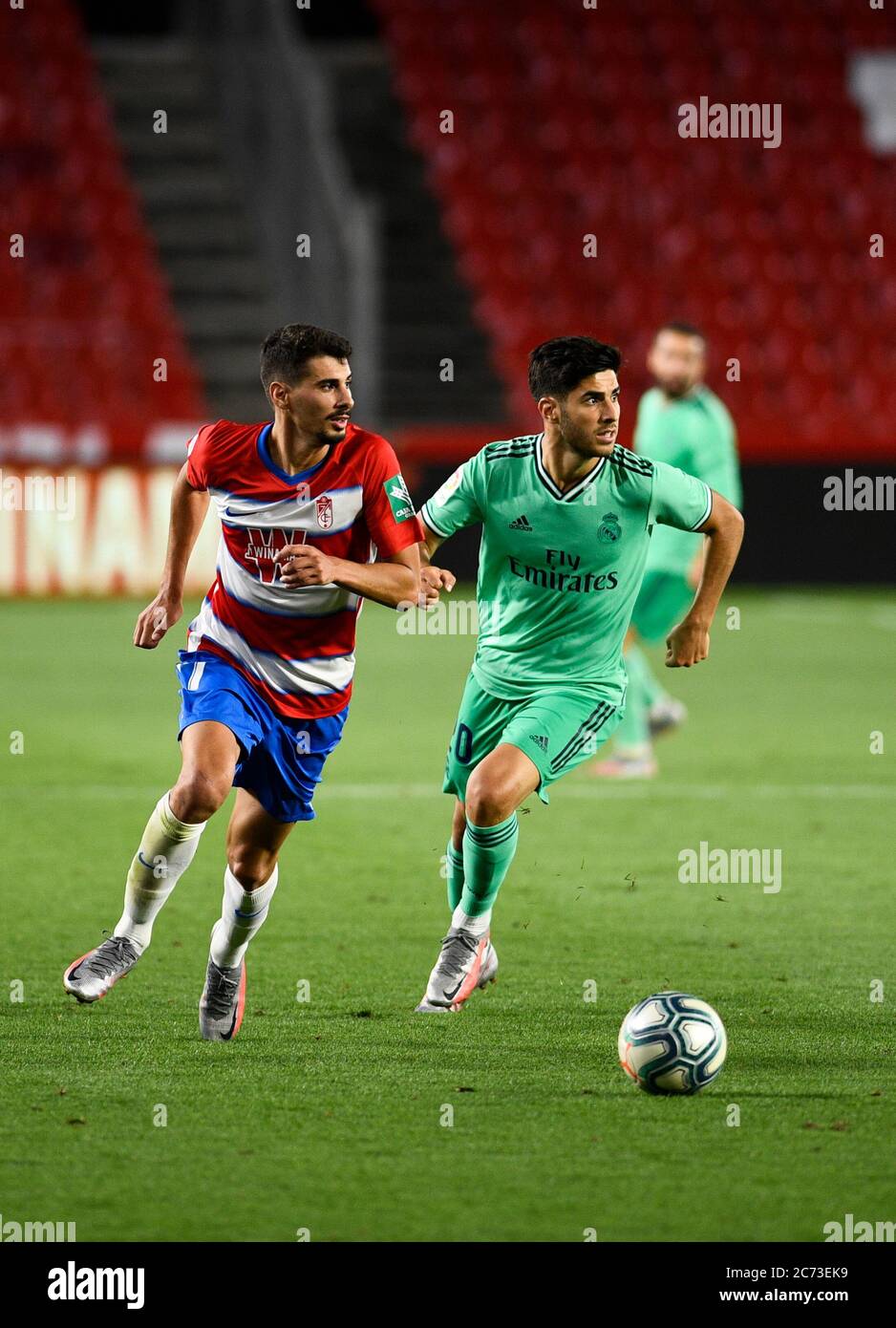 Granada, Spagna. 13 luglio 2020. Il giocatore del Real Madrid Marco Asensio e il giocatore della CF di Granada Gil Dias sono visti in azione durante la partita la Liga Santander tra Granada CF e Real Madrid.(Punteggio finale; Granada CF 1:2 Real Madrid) Credit: SOPA Images Limited/Alamy Live News Foto Stock