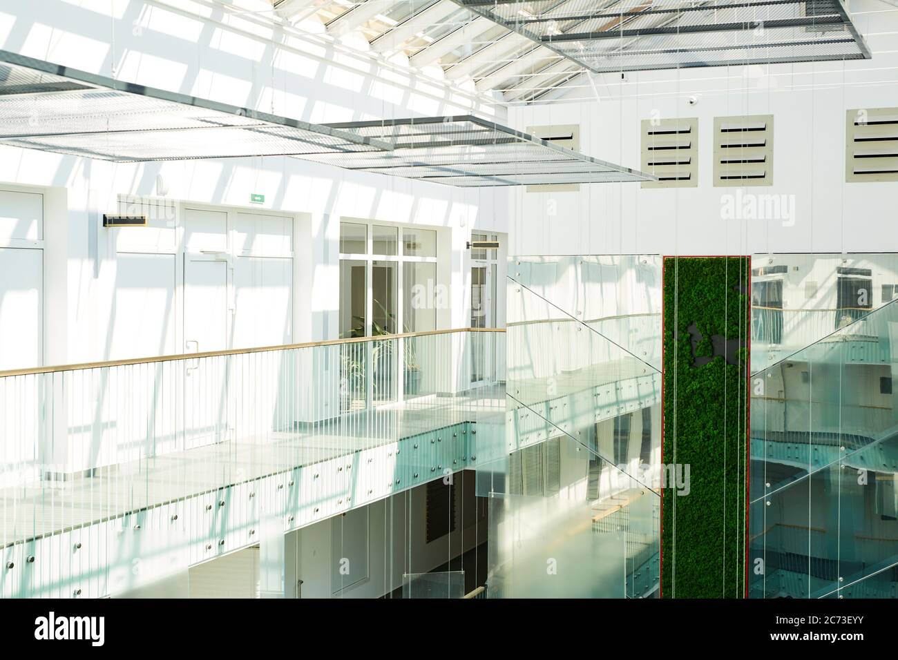 Immagine di sale moderne nell'edificio degli uffici senza persone all'interno Foto Stock