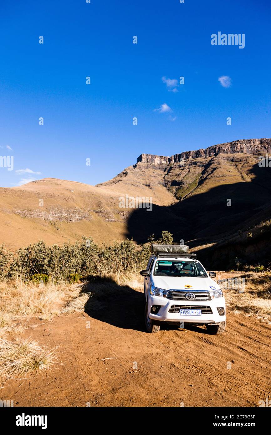 Drakensberg, sani Pass Road, veicolo a quattro ruote motrici che salirà a Lesotho, Mkhomazi Wilderness area, KwaZulu-Natal, Sudafrica, Africa Foto Stock