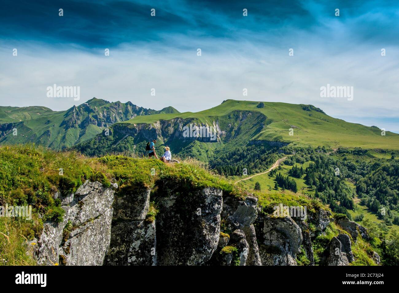 Escursionisti nel massiccio del Sancy sul retro, Auvergne Vulcani Parco Naturale, Puy de Dome, Francia Foto Stock