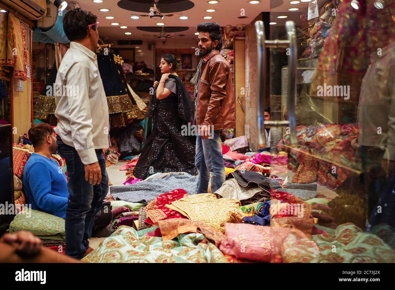 Nuova Delhi / India - 18 febbraio 2020: Donna che cerca abiti da sera per la celebrazione in negozio di abbigliamento a Delhi Foto Stock