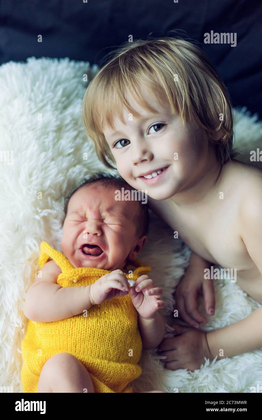 Sorella maggiore con il suo fratello neonato. Amore sorella Foto