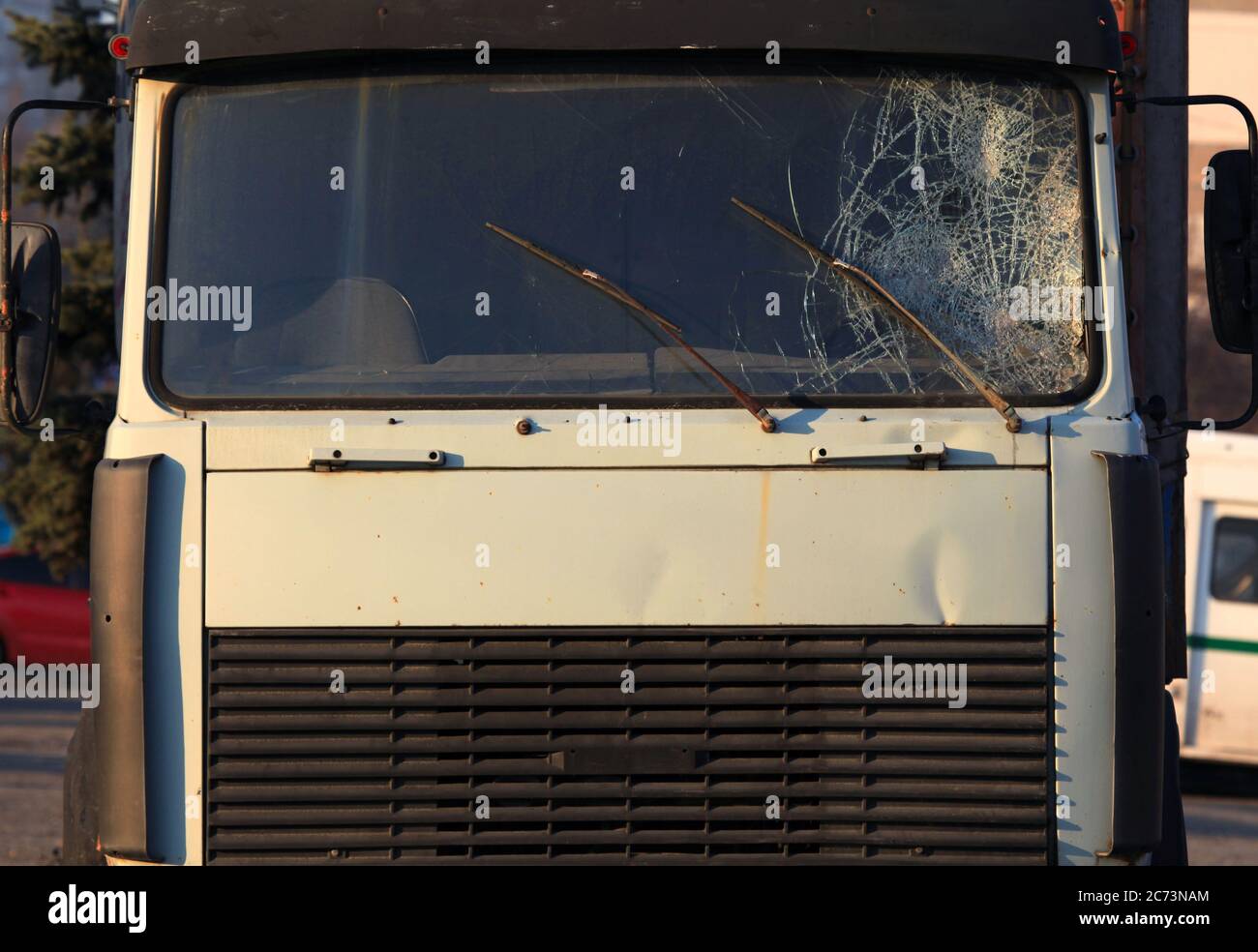 Parabrezza rotto di un veicolo (autocarro). Incidente e incidente stradale. Il crash. Un attacco di colpo su un'auto. Veicolo abbandonato dopo un incidente Foto Stock