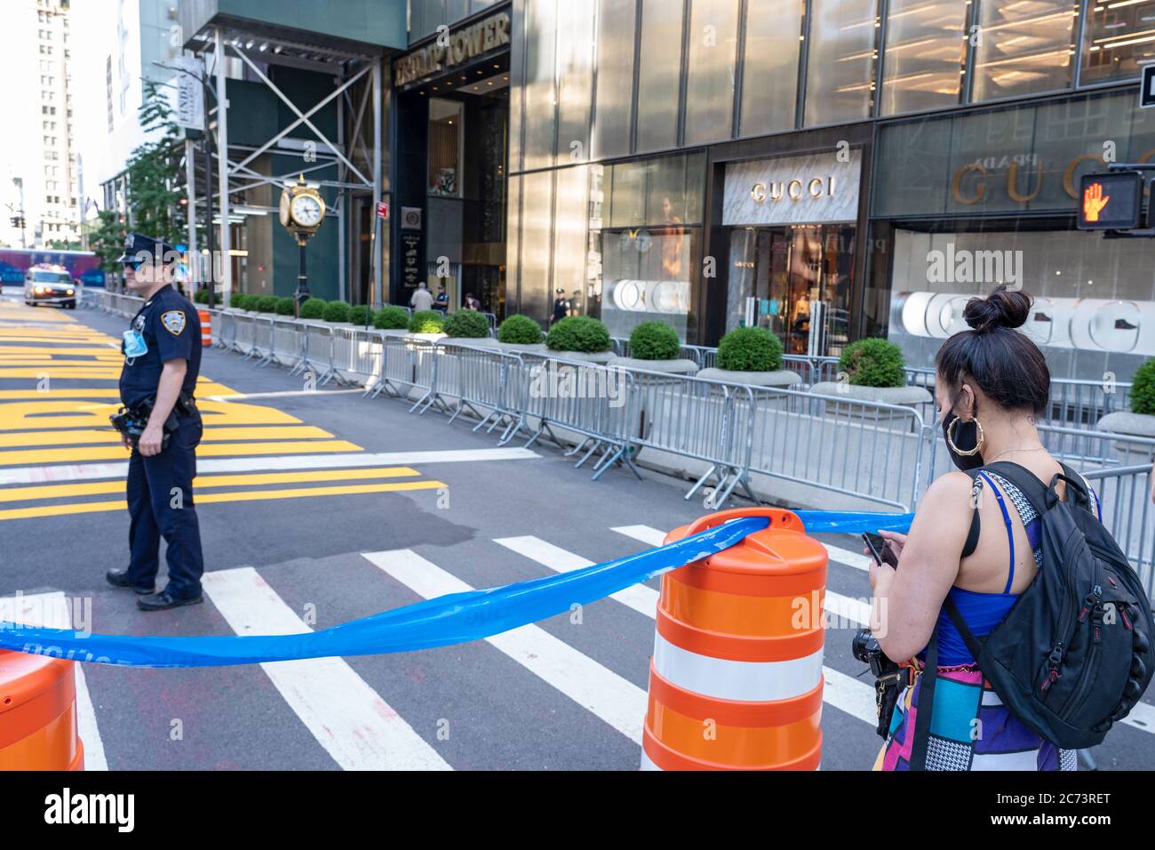 Un passerby scatta foto di un murale Black Lives Matter dipinto sulla Quinta Avenue di fronte alla Trump Tower di New York. Come uno di una serie di murales Black Lives Matter da dipingere in tutti e cinque i quartieri di New York City attira turisti e manifestanti su entrambi i lati del movimento politico. Foto Stock