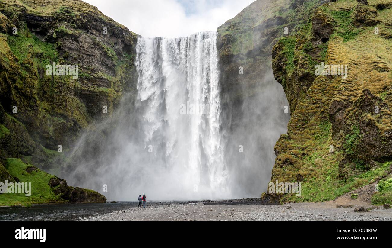 Skogar, Islanda - 2019 maggio: Enorme cascata di Skogafoss con un  arcobaleno e turisti in visita, Skogar, a sud dell'Islanda Foto stock -  Alamy
