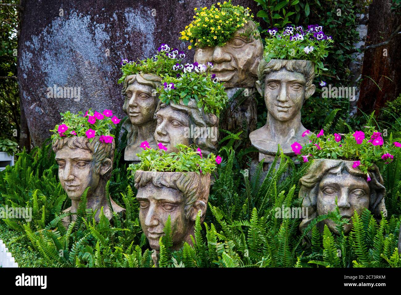 Bella architettura europea e paesaggio in pieno di fiori, scale, strada a piedi a Ba Na collina, Vietnam Foto Stock