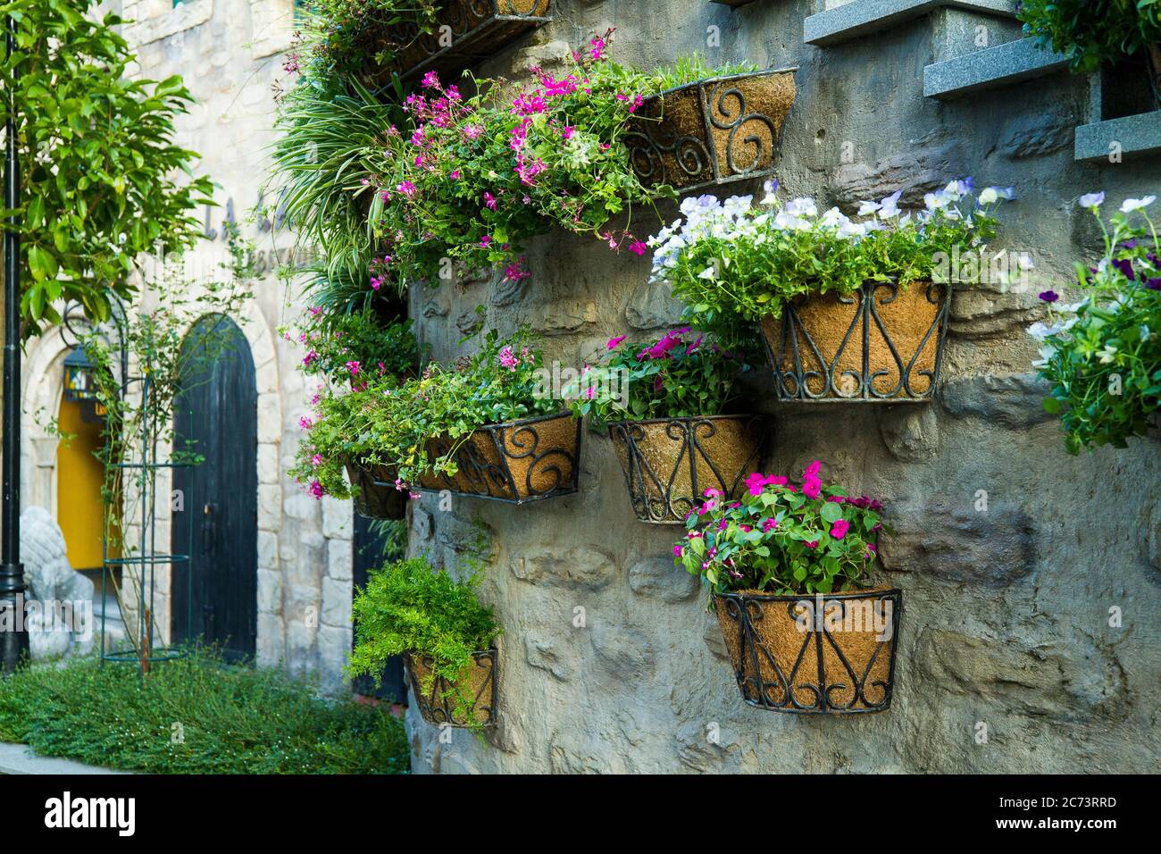 Bella architettura europea e paesaggio in pieno di fiori, scale, strada a piedi a Ba Na collina, Vietnam Foto Stock