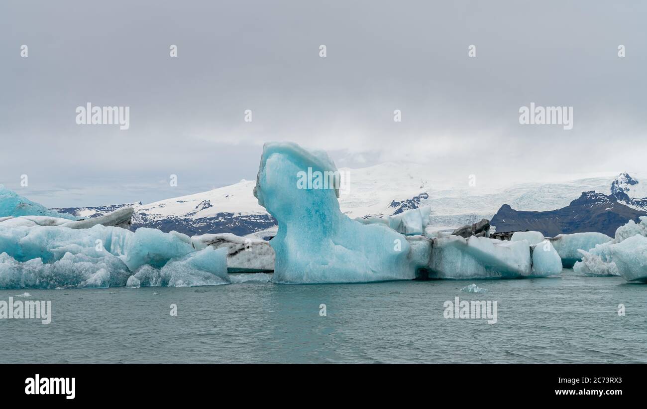 Vista degli iceberg nella laguna glaciale di Jokulsarlon formata con ghiaccio fondente, Islanda, riscaldamento globale e cambiamento climatico concetto Foto Stock