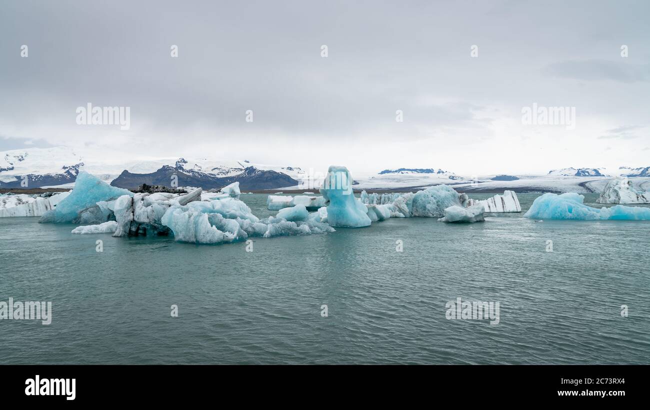 Vista degli iceberg nella laguna glaciale di Jokulsarlon formata con ghiaccio fondente, Islanda, riscaldamento globale e cambiamento climatico concetto Foto Stock