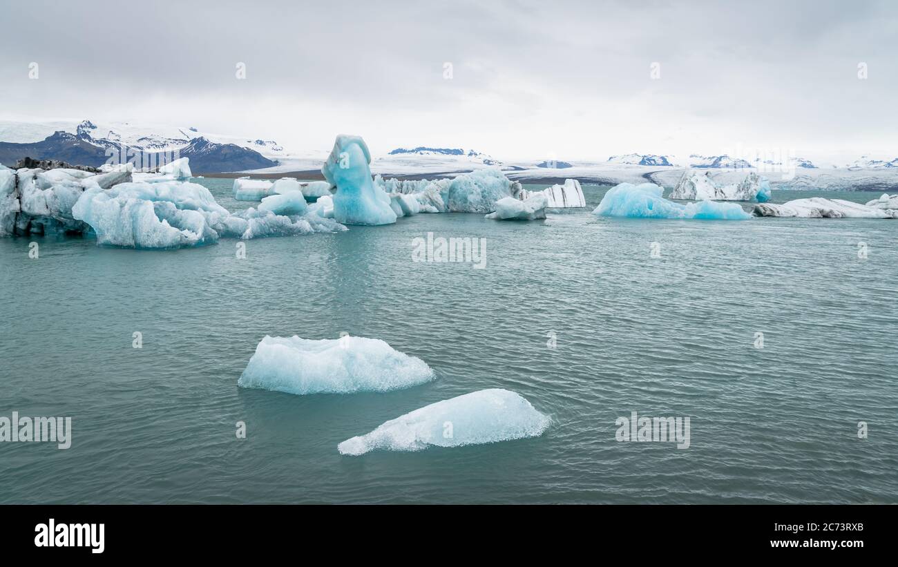 Vista degli iceberg nella laguna glaciale di Jokulsarlon formata con ghiaccio fondente, Islanda, riscaldamento globale e cambiamento climatico concetto Foto Stock