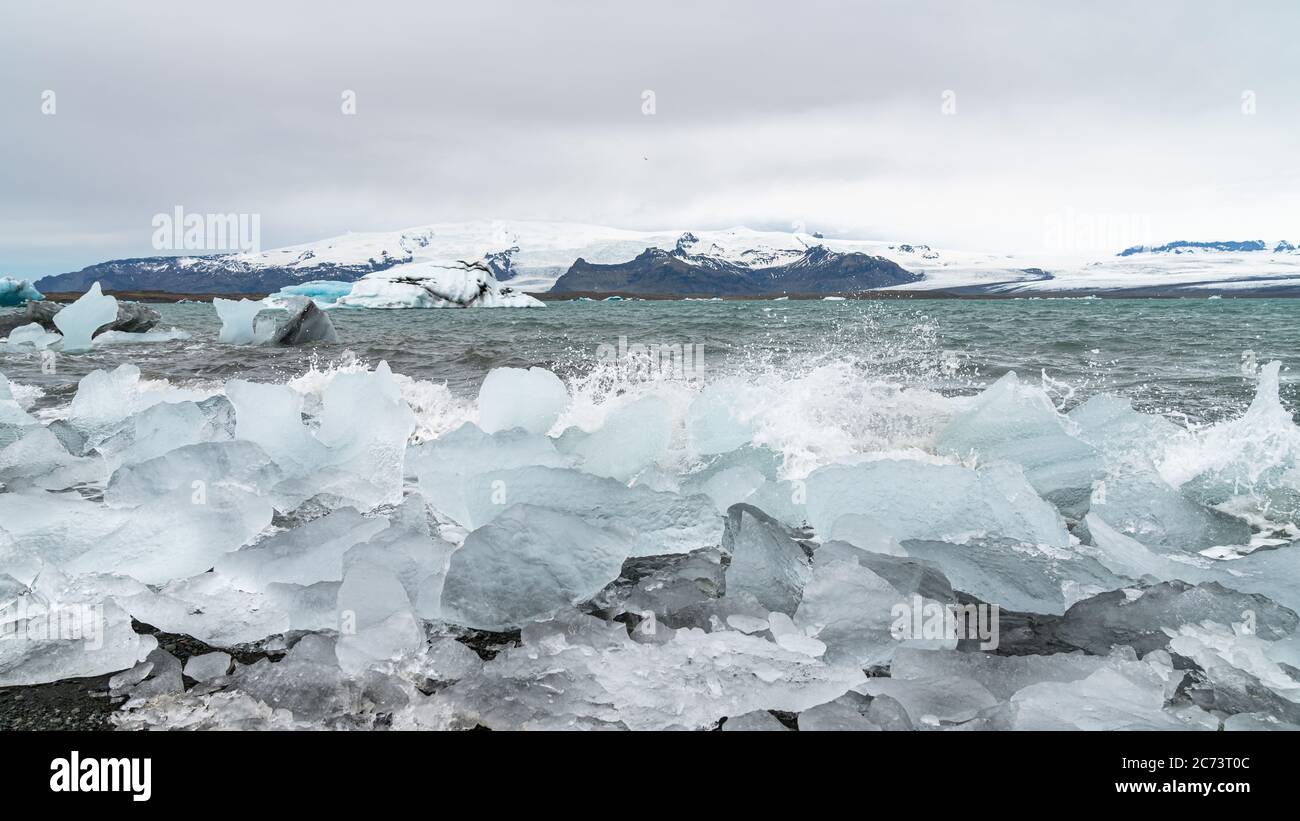 Vista degli iceberg nella laguna glaciale di Jokulsarlon formata con ghiaccio fondente, Islanda, riscaldamento globale e cambiamento climatico concetto Foto Stock