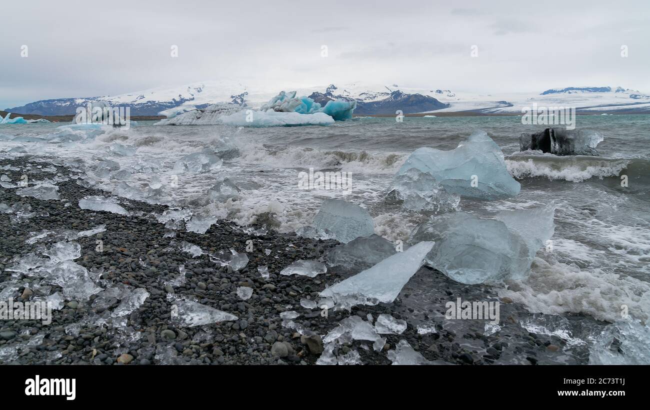 Vista degli iceberg nella laguna glaciale di Jokulsarlon formata con ghiaccio fondente, Islanda, riscaldamento globale e cambiamento climatico concetto Foto Stock