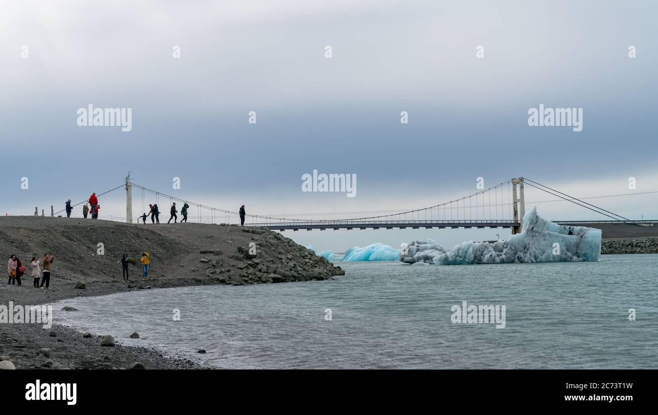Vista degli iceberg nella laguna glaciale di Jokulsarlon formata con ghiaccio fondente, Islanda, riscaldamento globale e cambiamento climatico concetto Foto Stock