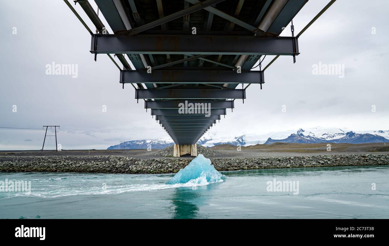 Un grande blocco di ghiaccio che si fonde verso l'oceano nella laguna glaciale di Jokulsarlon, Islanda. Il concetto di riscaldamento globale e cambiamento climatico Foto Stock