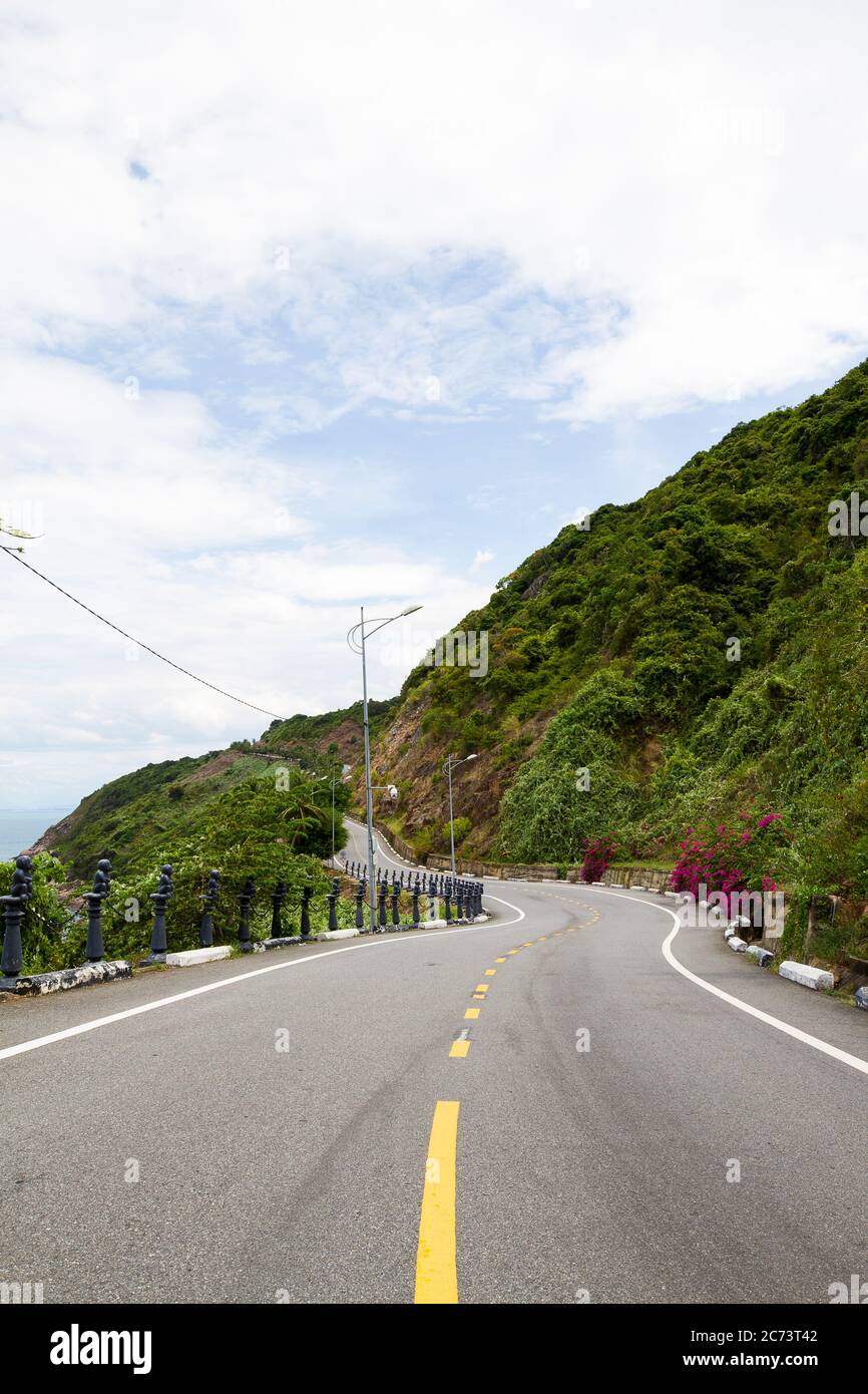 La bella curva strada con montagna, fiore e mare a due lati in da Nang. Il modo per Ba Na colline a da Nang, Vietnam. Foto Stock