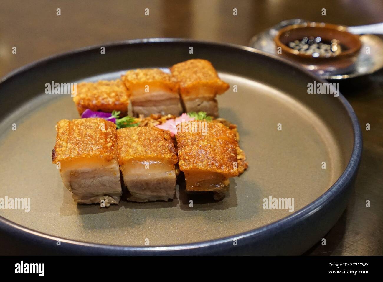 Primo piano piatto di pancia di maiale croccante al barbecue Foto Stock