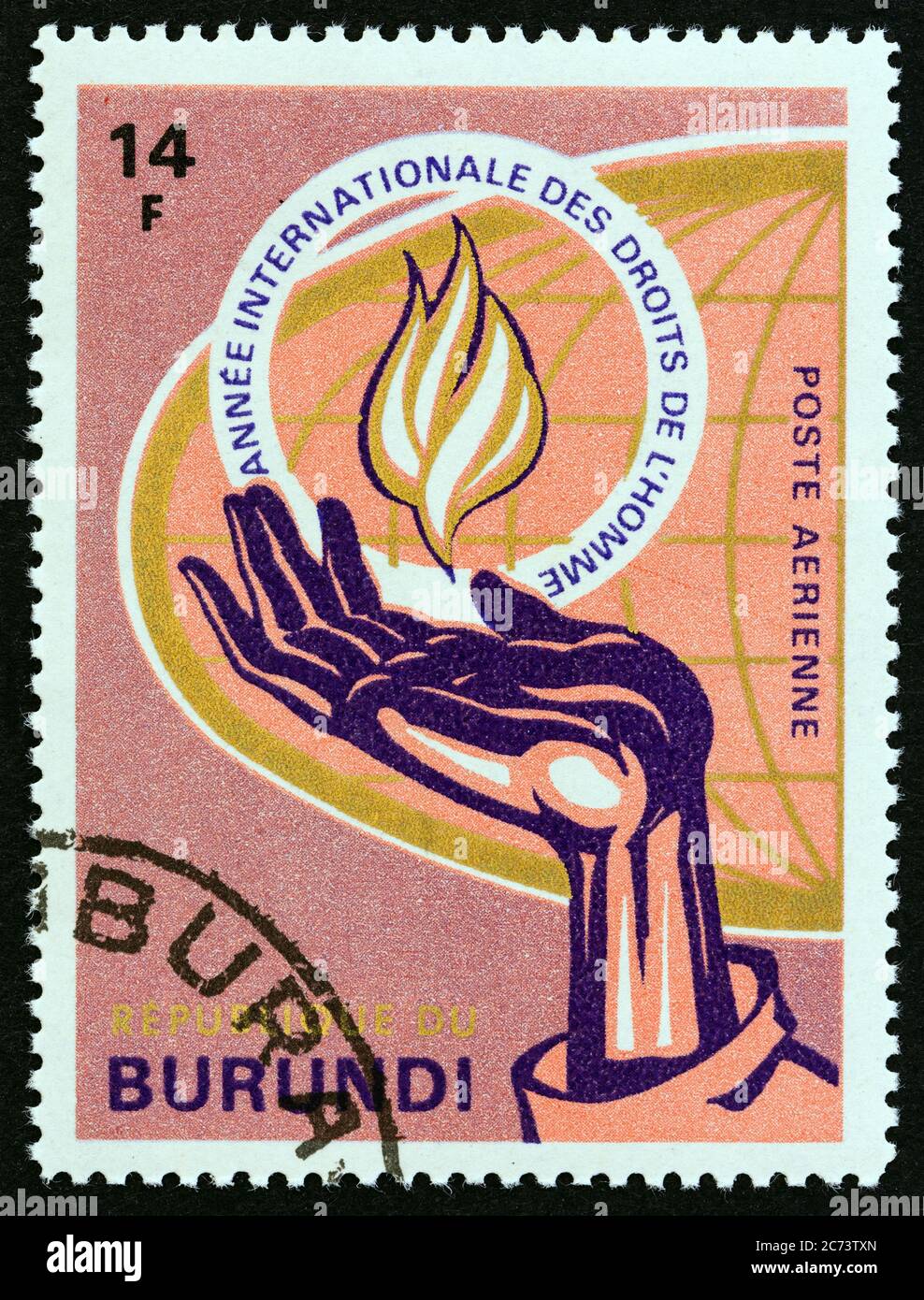BURUNDI - CIRCA 1969: Un francobollo stampato in Burundi dal numero 'anno dei diritti umani' mostra la fiamma che tiene la mano, circa 1969. Foto Stock
